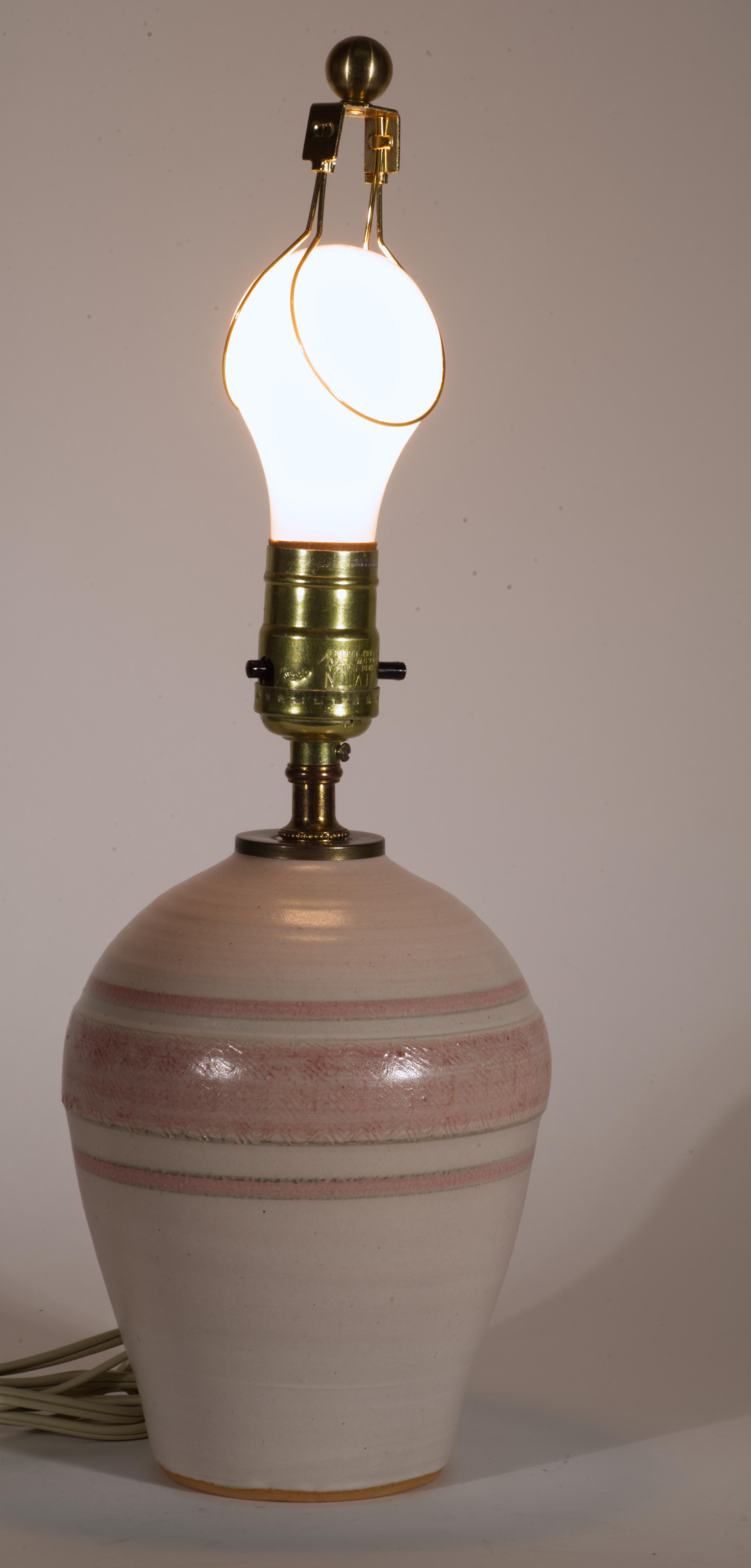 20ième siècle Lampe de table moderne organique beige et rose, Art Studio Pottery en vente