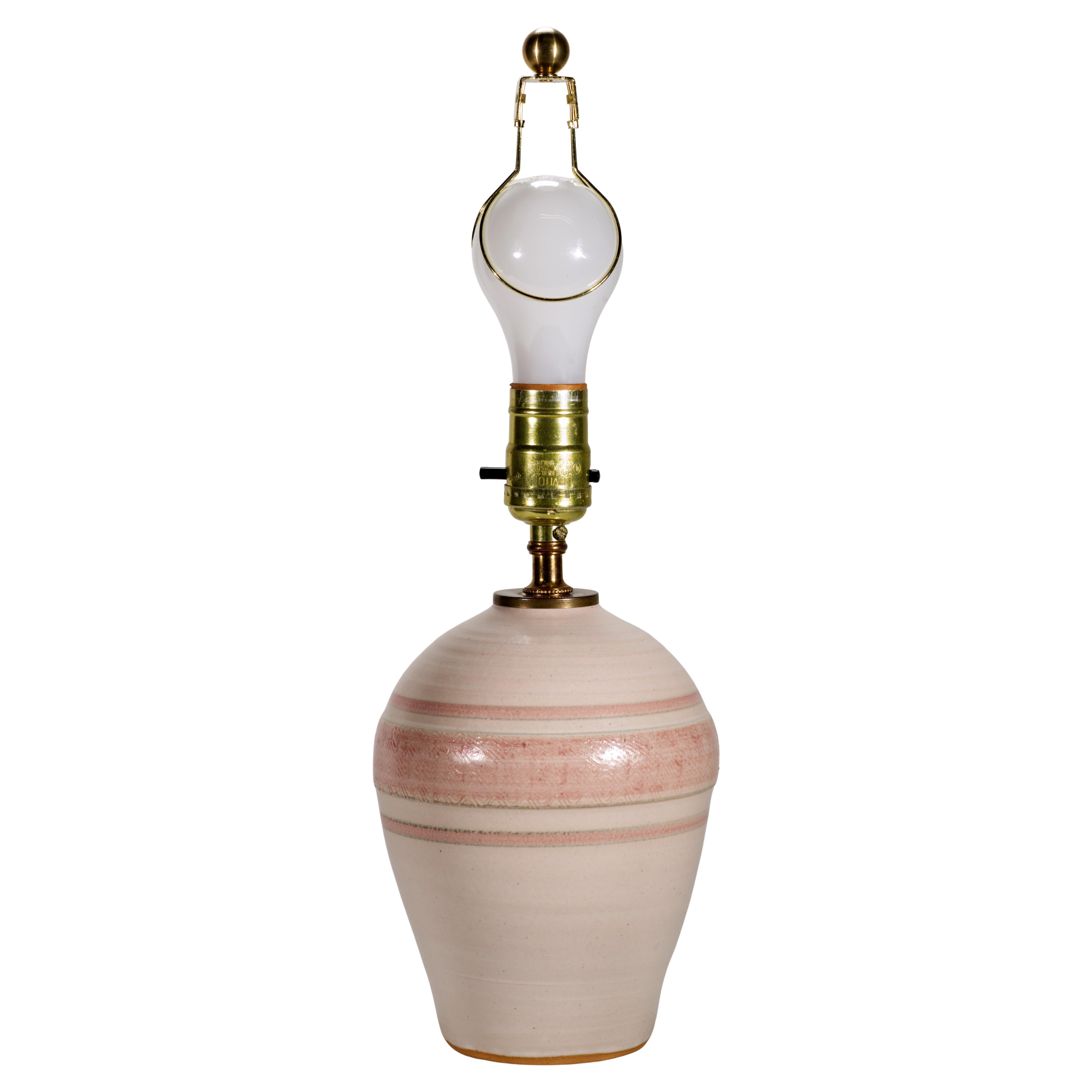 Lampada organica moderna da tavolo in ceramica beige e rosa, Studio A Pottery