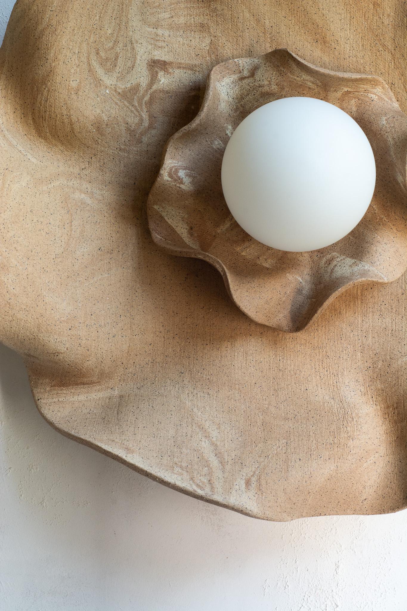 Aplique moderno de cerámica orgánica Hecho a mano en venta