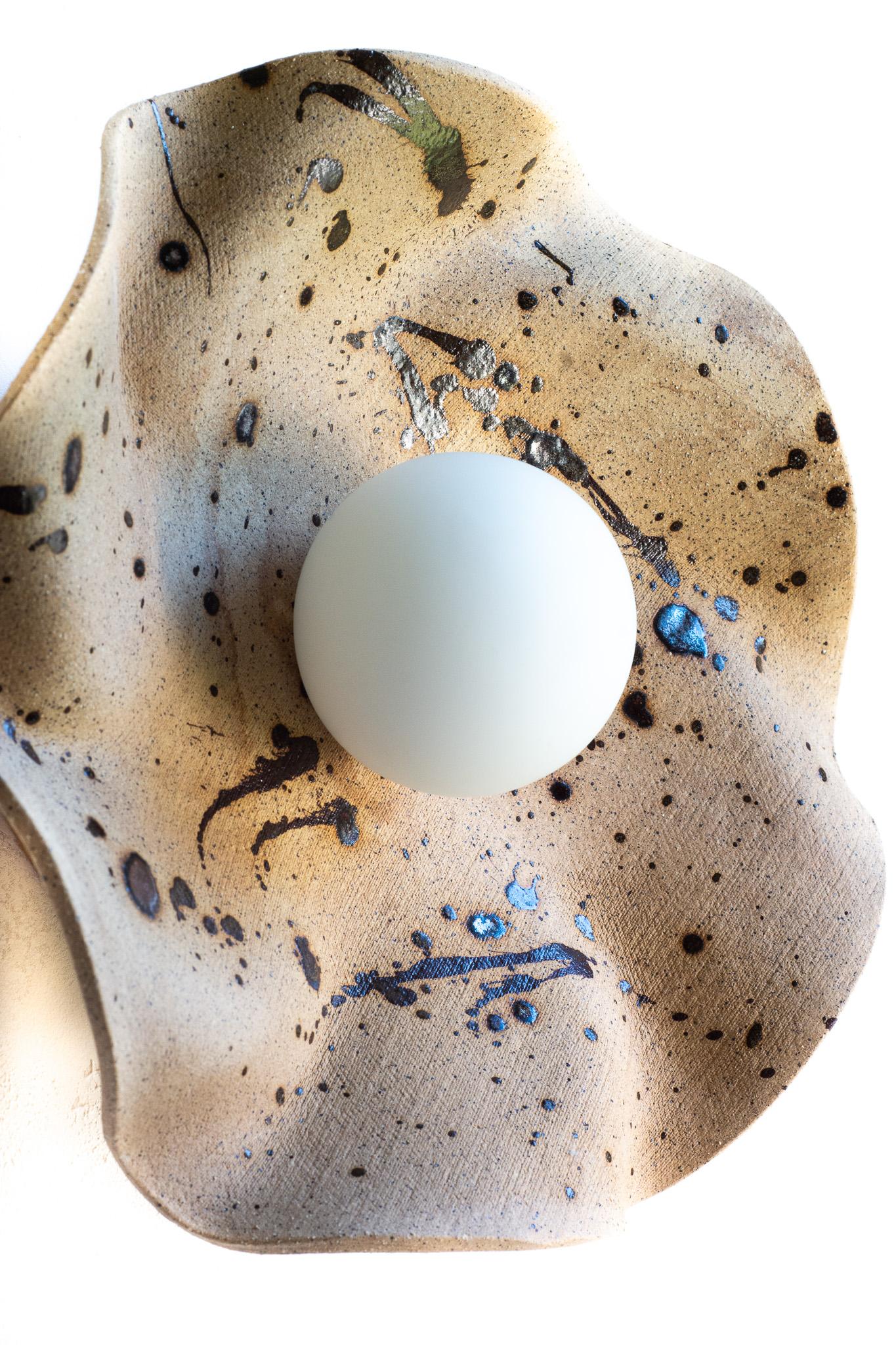 Aplique moderno de cerámica orgánica Hecho a mano en venta