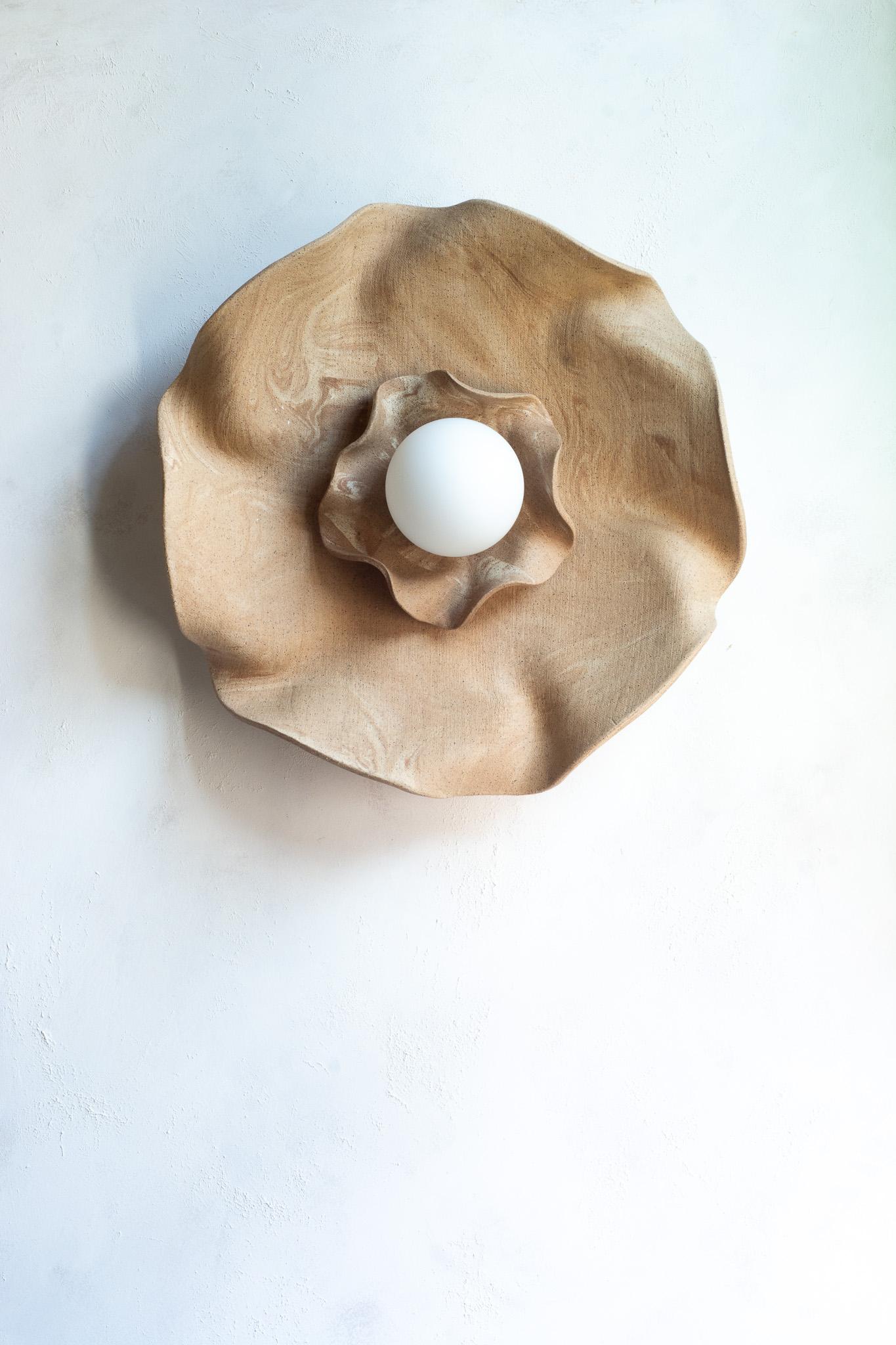 Aplique moderno de cerámica orgánica Siglo XXI y contemporáneo en venta