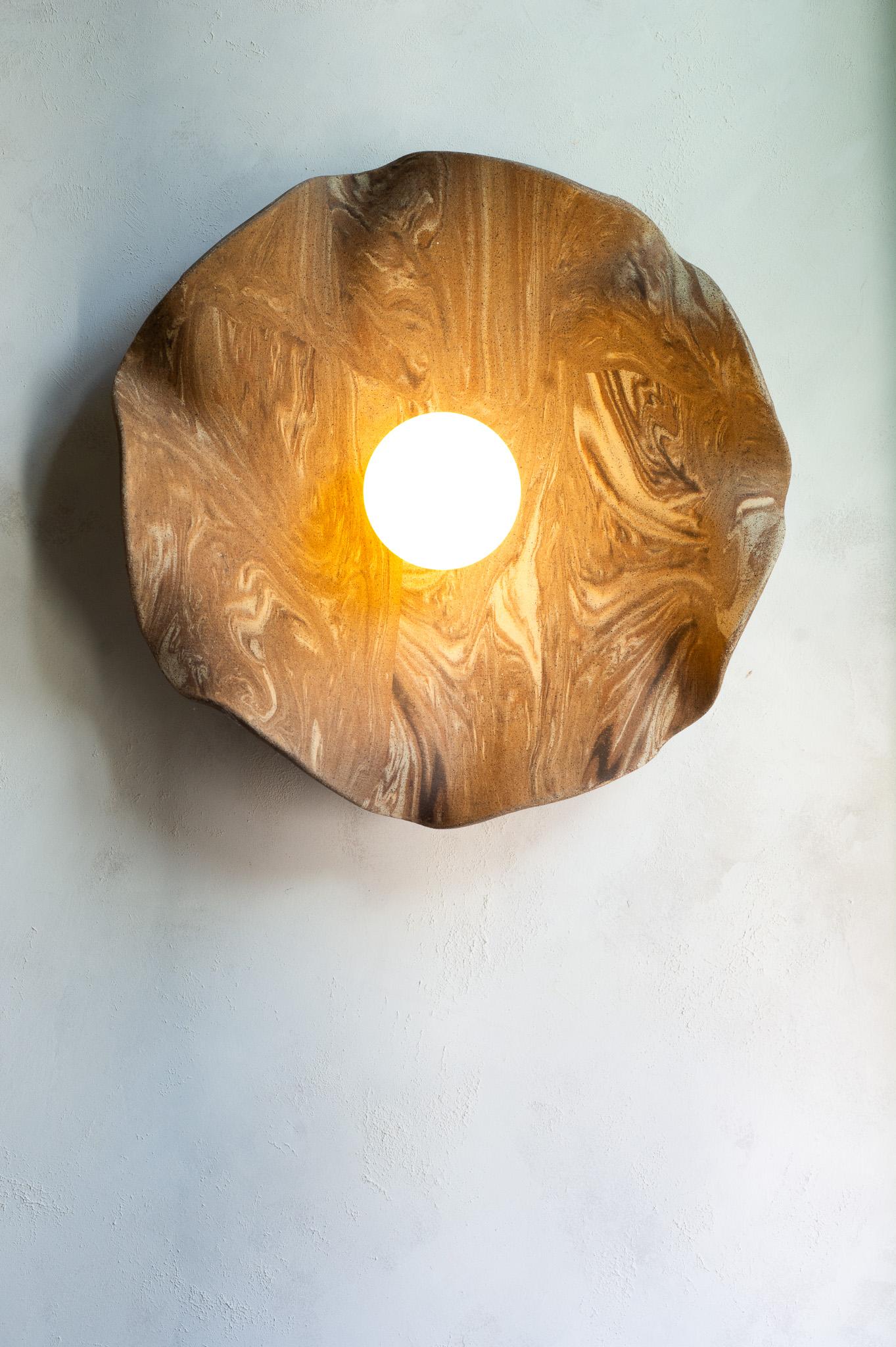 Aplique moderno de cerámica orgánica Siglo XXI y contemporáneo en venta