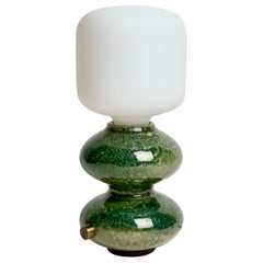 Moderne Keramik-Tischlampe in Wellenform in Grün von Forma Rosa Studio -Stock