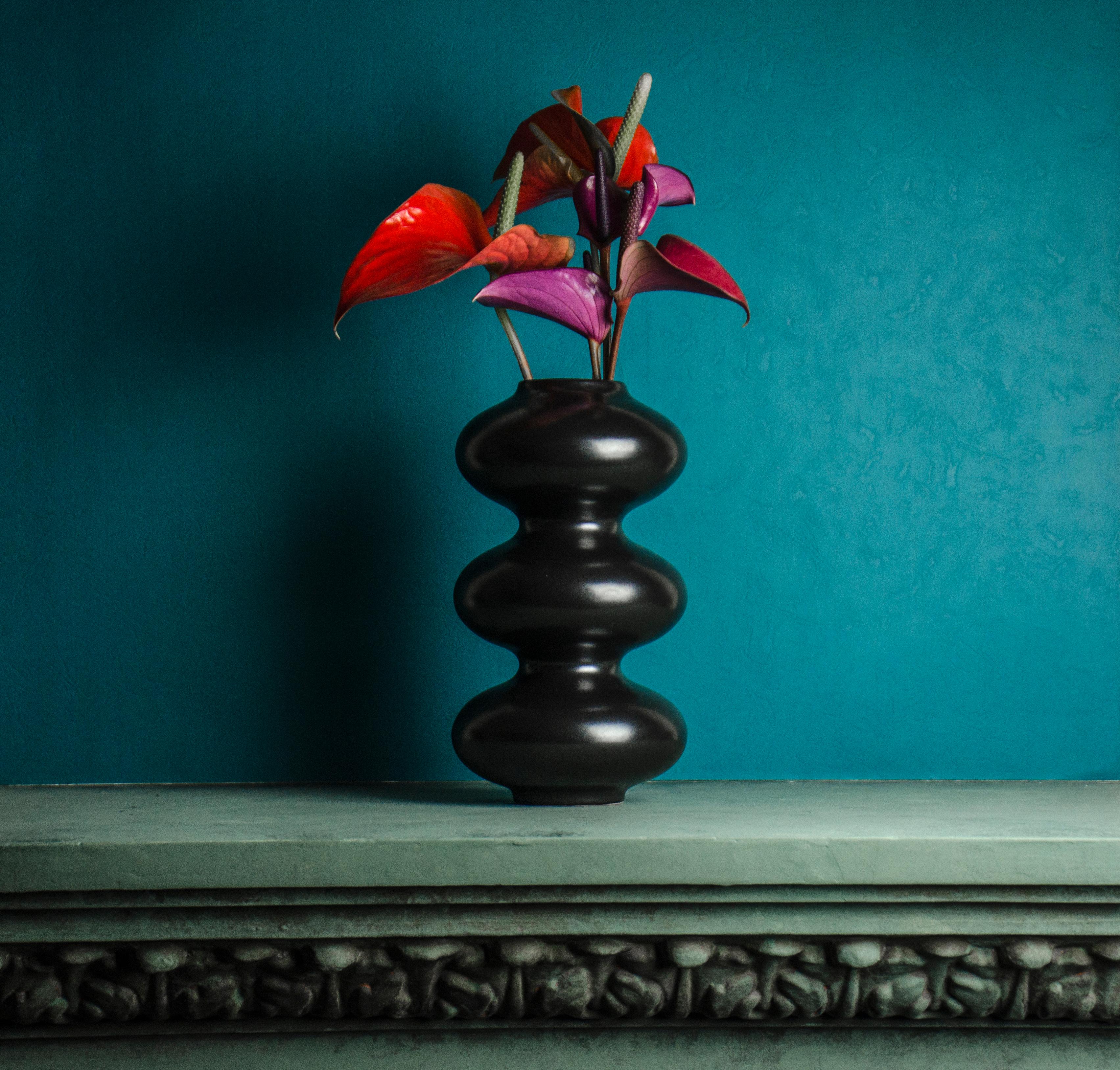 Peruviano Vaso moderno organico in ceramica a forma di onda con smalto nero di Forma Rosa Studio in vendita