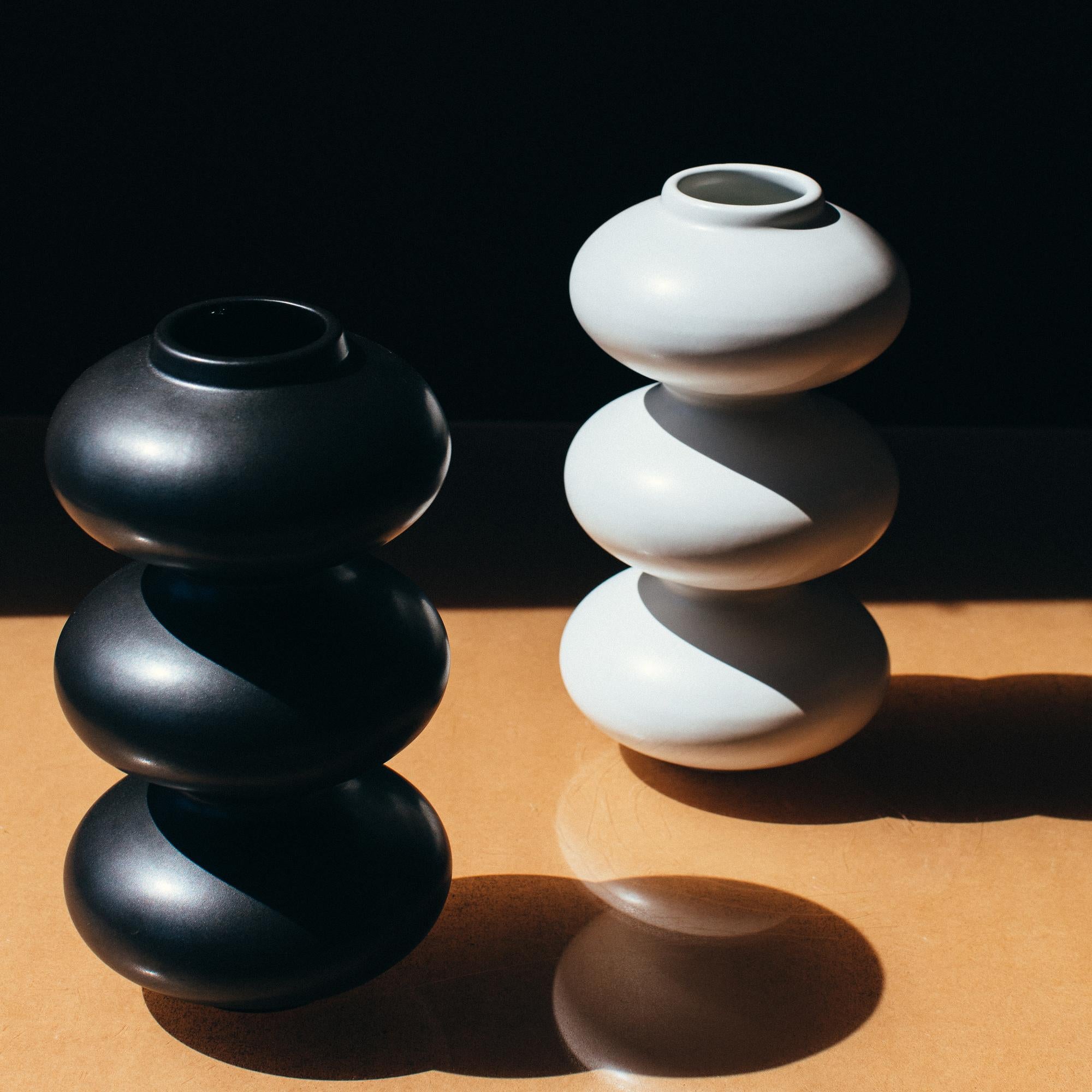 Fatto a mano Vaso moderno organico in ceramica a forma di onda con smalto nero di Forma Rosa Studio in vendita