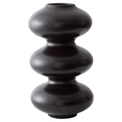 Vase en céramique organique moderne en forme de vague émaillée noire de Forma Rosa Studio