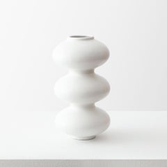 Jarrón moderno de cerámica orgánica en forma de ola con esmalte blanco de Forma Rosa Studio A