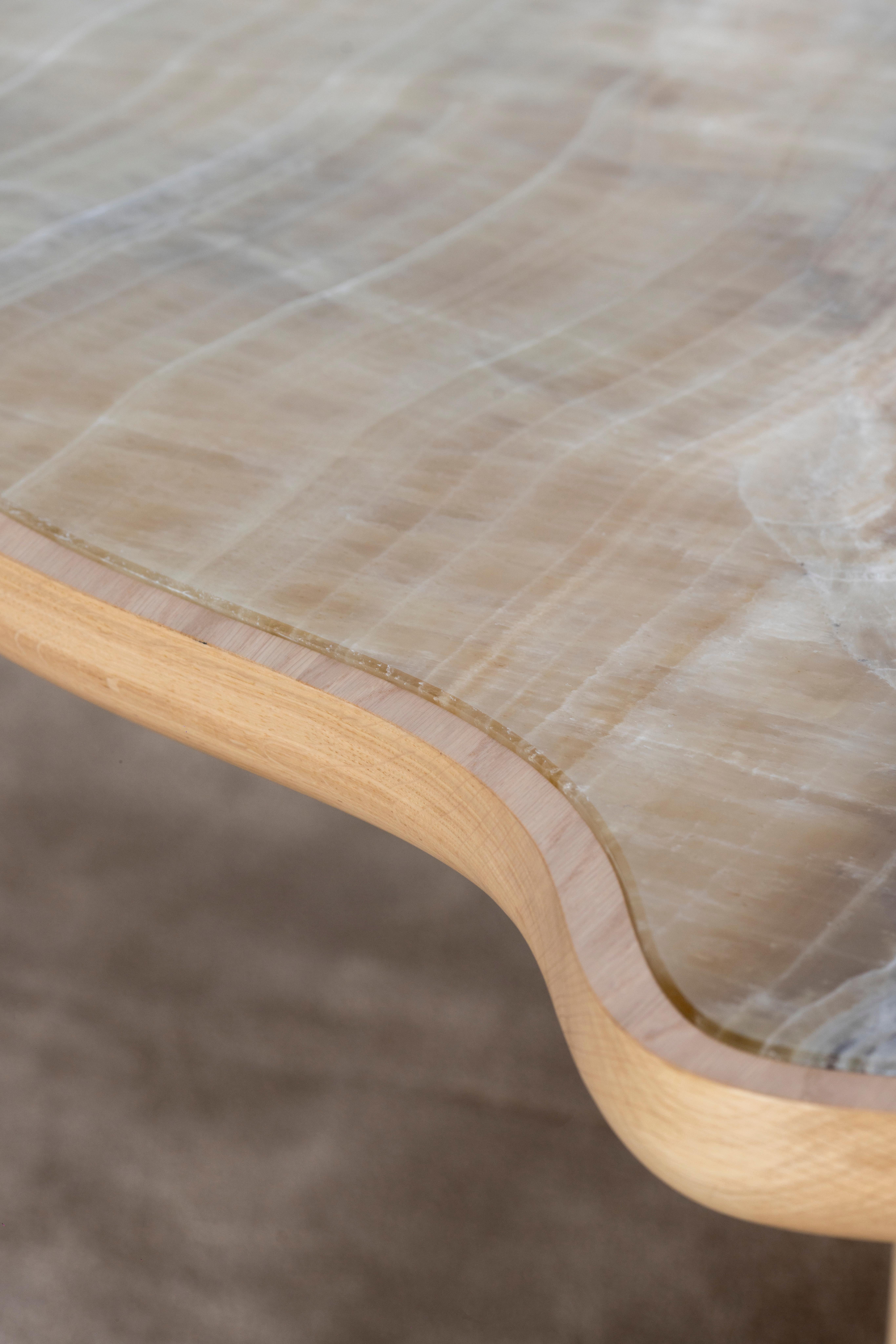 Onyx Table de salle à manger bio moderne Cerdeira, Golden Wave Quartzite, faite à la main Greenapple en vente