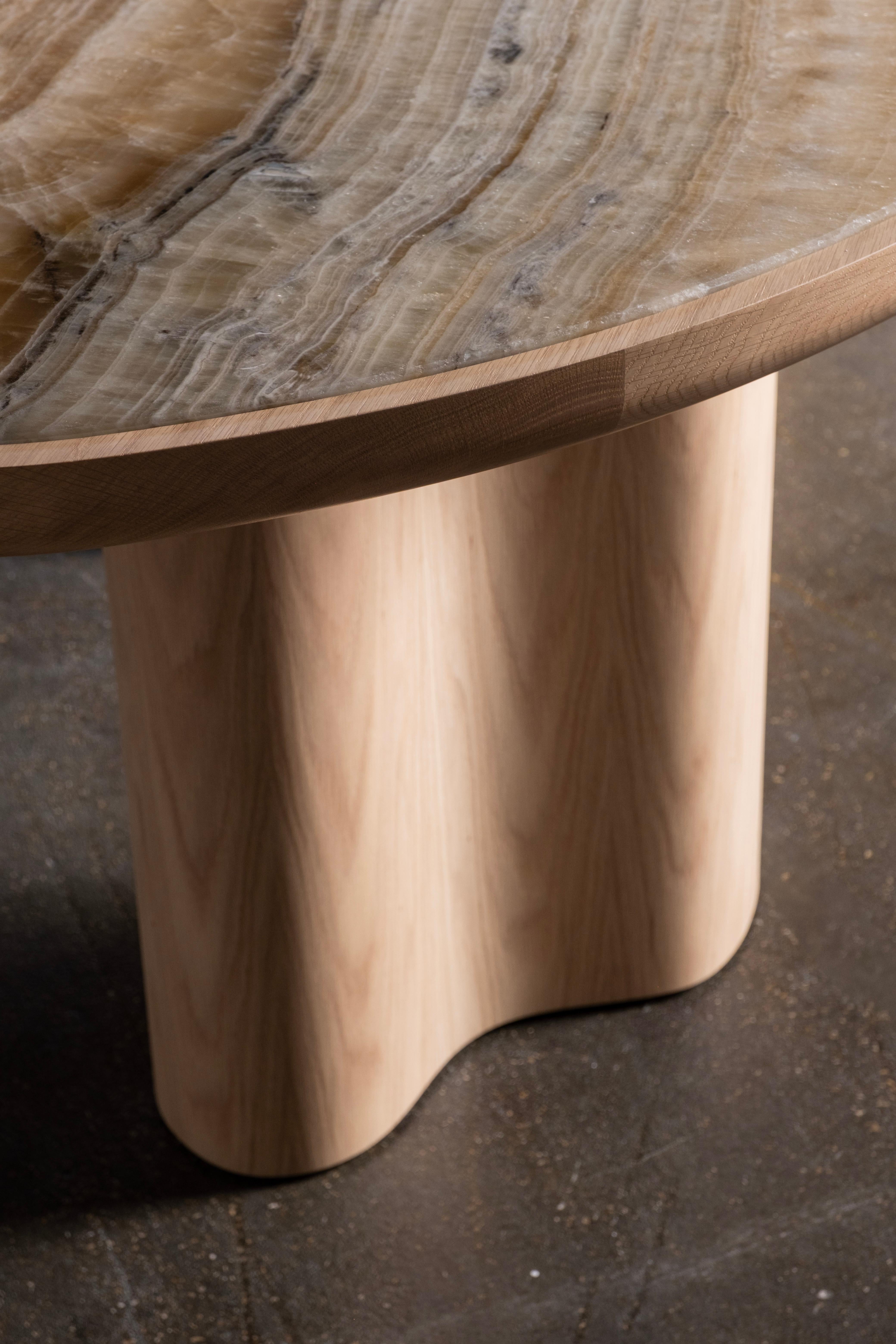 Fait main Table de salle à manger bio moderne Cerdeira, Onyx Miel, Oak, Handmade Greenapple en vente