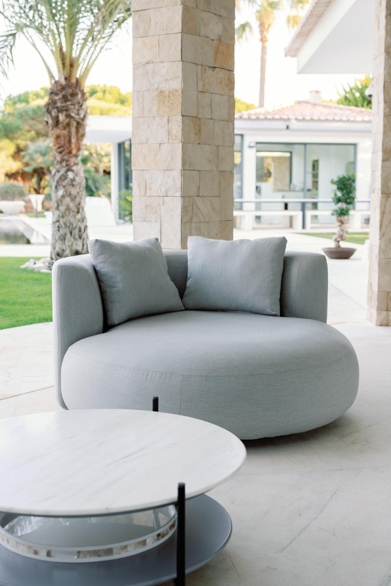 Twins Outdoors Chaise Longue, Contemporary Collection, Handcrafted in Portugal - Europe by Greenapple.
 
Designed by Rute Martins for the Contemporary Collection, the Twins outdoors chaise lounge and curved sofa share the same genes, yet each