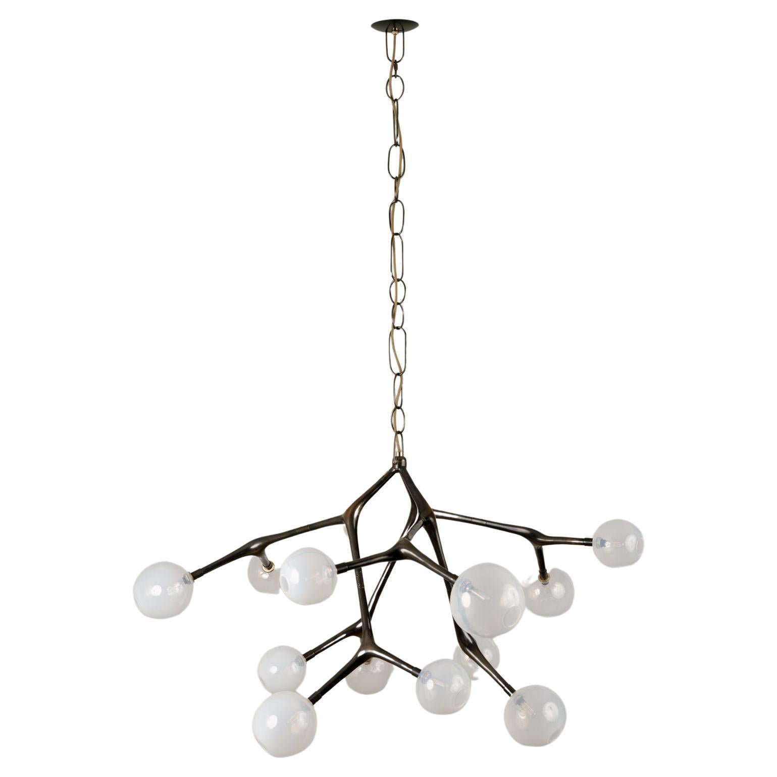 Lustre moderne organique en bronze vieilli avec finition vintage en verre soufflé en vente