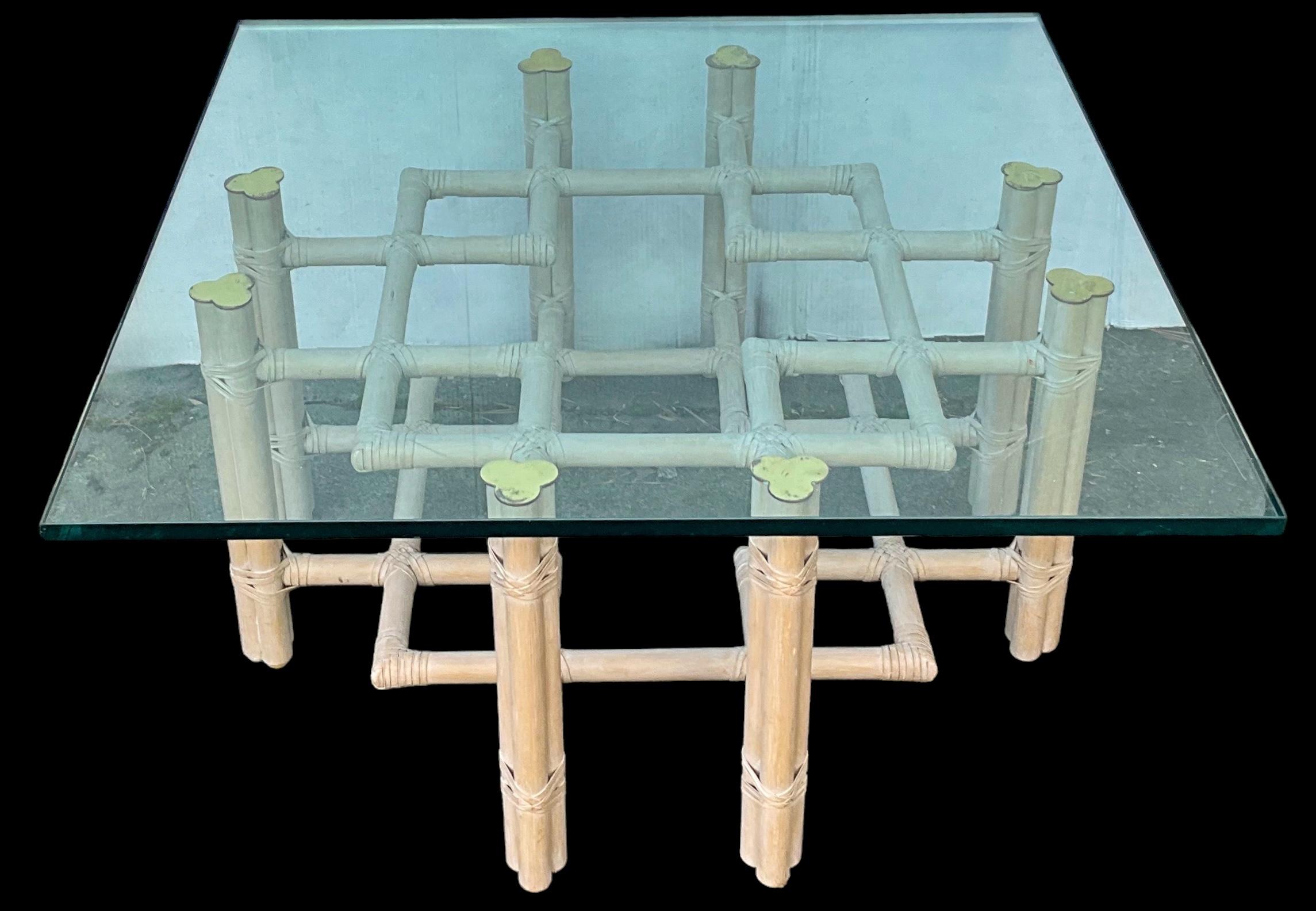 Organique Table basse organique de style Chippendale en rotin cérusé et laiton par McGuire en vente