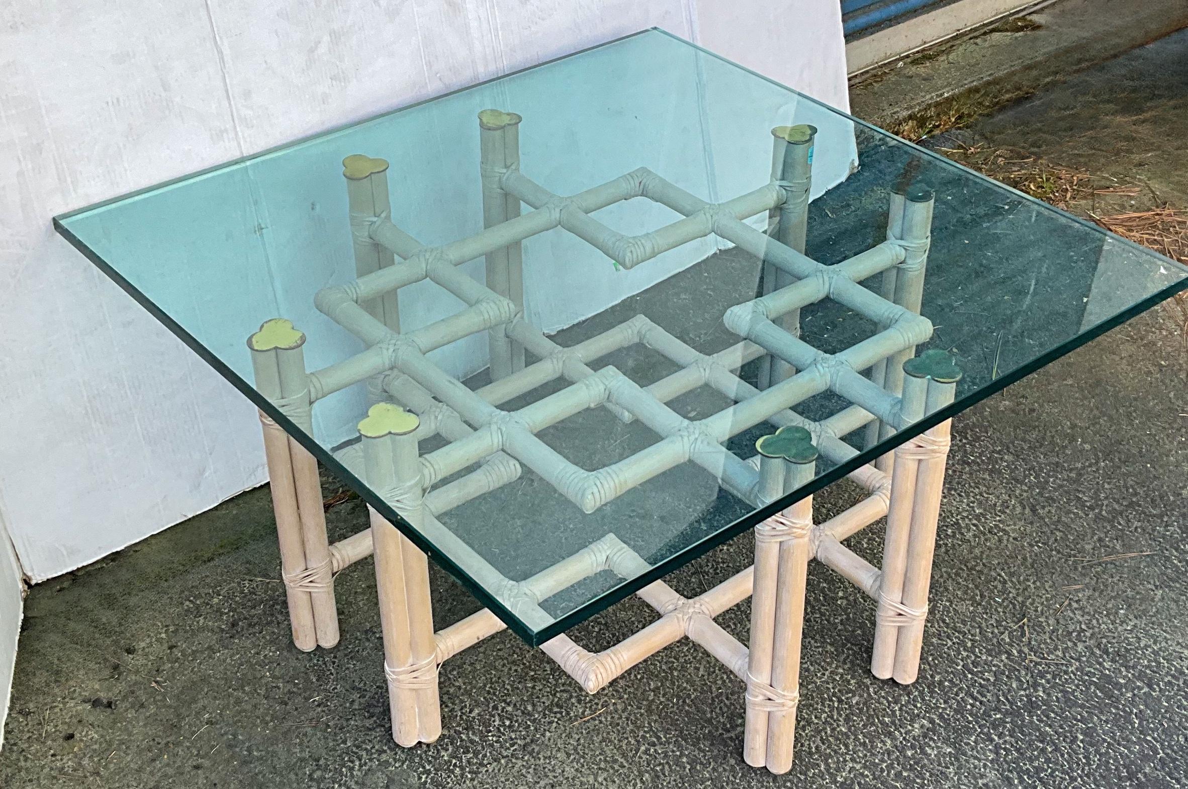 Américain Table basse organique de style Chippendale en rotin cérusé et laiton par McGuire en vente