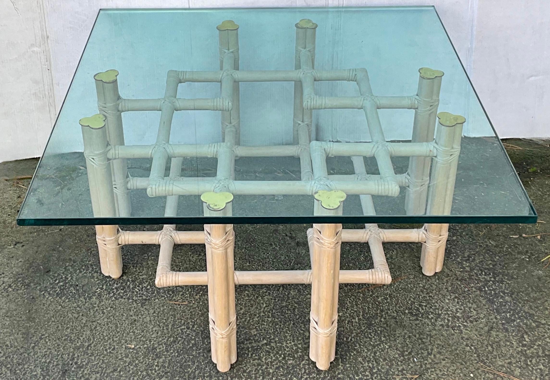 Table basse organique de style Chippendale en rotin cérusé et laiton par McGuire Bon état - En vente à Kennesaw, GA