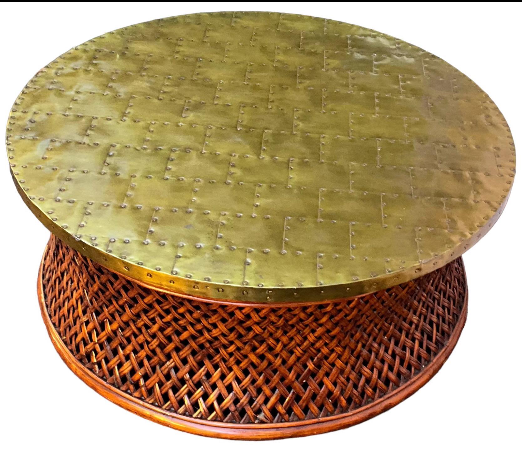 Table basse ronde côtier organique en laiton martelé et rotin Bon état - En vente à Kennesaw, GA