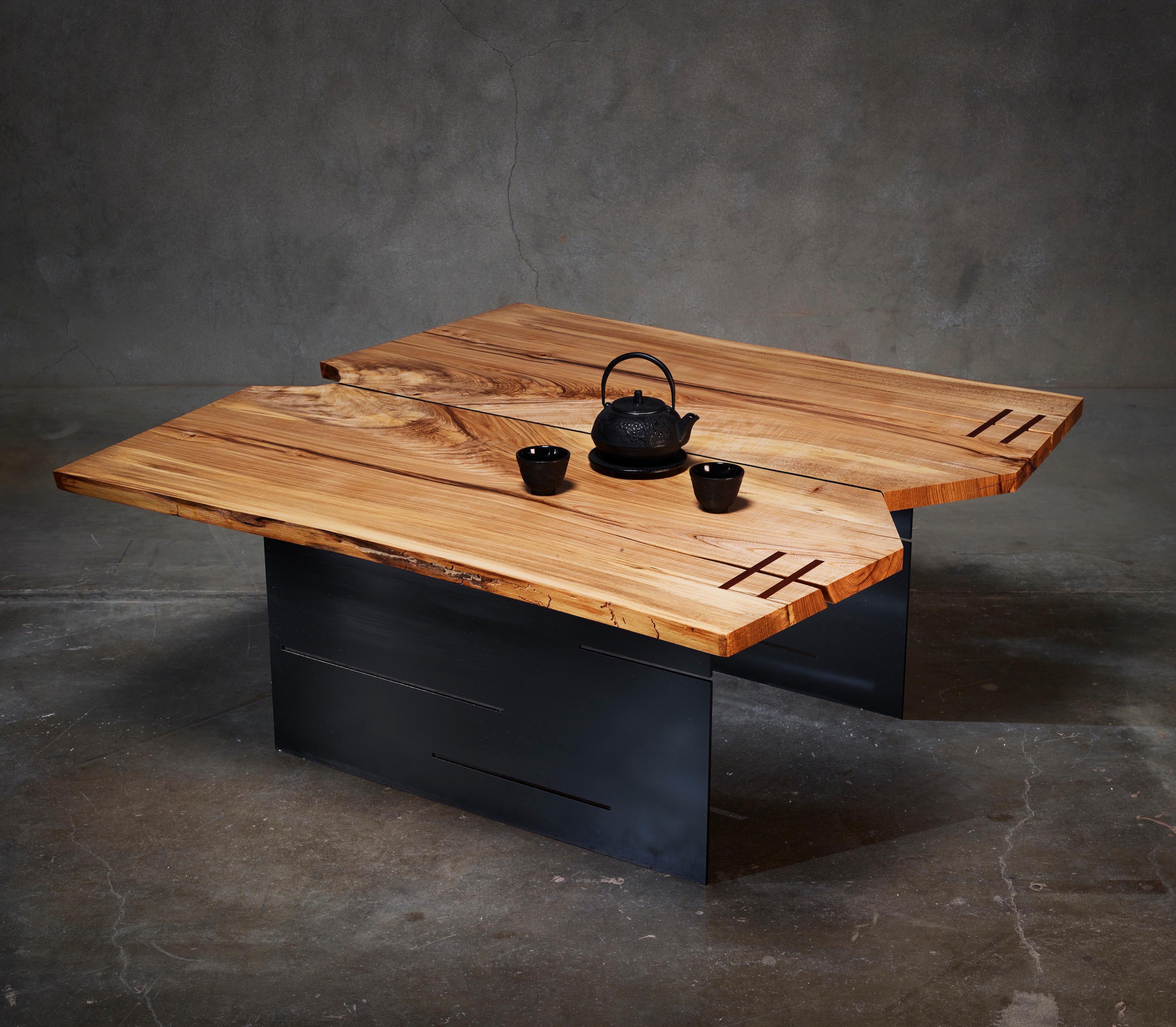 La table Butterfly est conçue, dessinée et créée par l'artiste et architecte primé Michael Olshefski de Primal Modern. Inspirée des cérémonies du thé japonaises, la table Butterfly peut servir de table à cocktail, à café, de table de cérémonie du