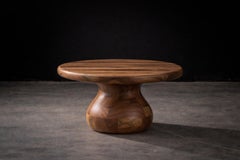 Moderner couchtisch im organischen stil aus massivem nussbaumholz von Sergio Vulpe