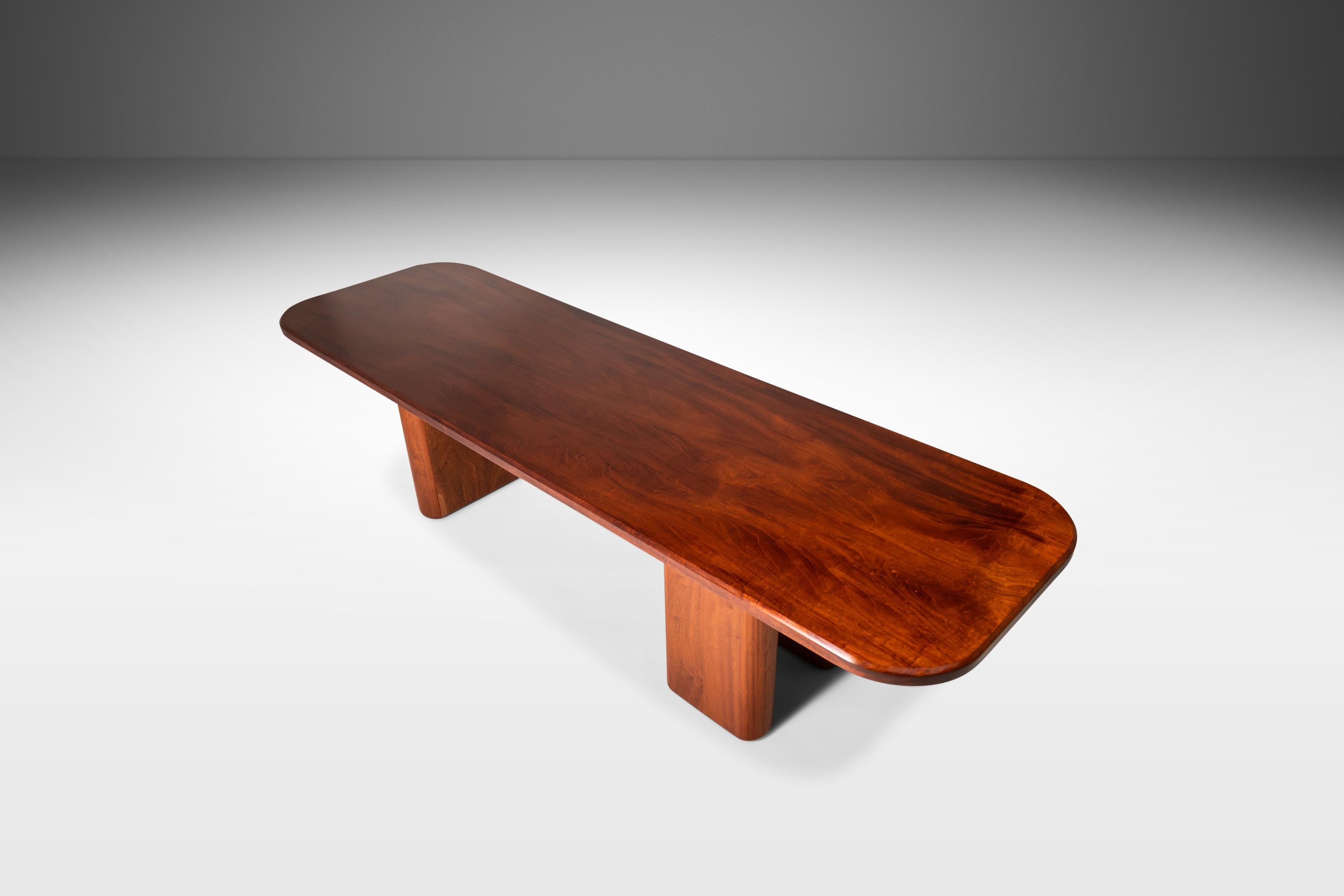 Cette table de conférence exquise est une véritable œuvre d'art fonctionnelle, à la fois par sa taille et par son matériau. Fabriquée à partir d'une seule plaque d'acajou de Madagascar, une essence de bois rare considérée par de nombreux