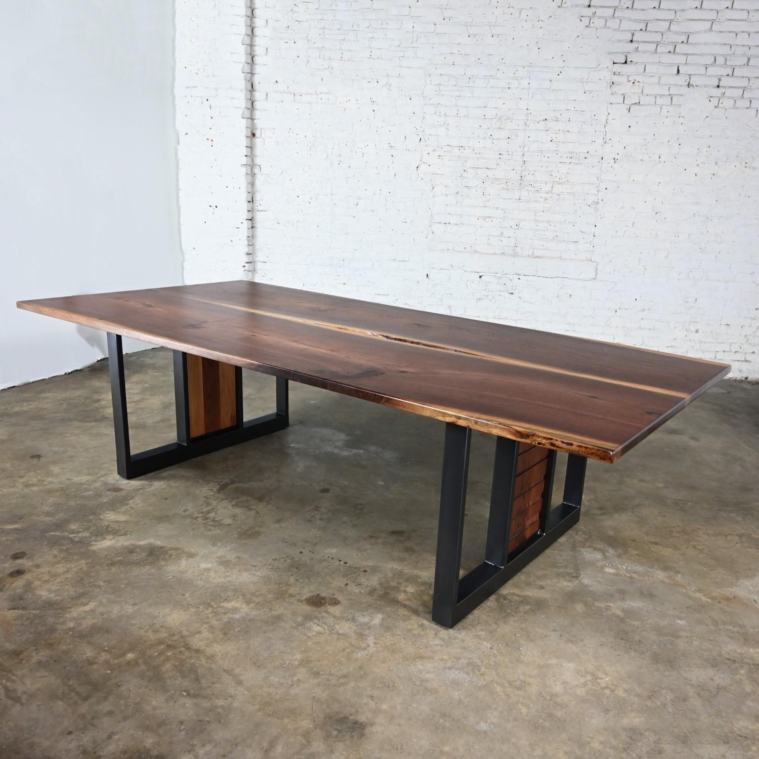 Magnifico tavolo da conferenza o da pranzo di inizio XXI secolo in stile organico-moderno con piano in noce naturale e base in tubo d'acciaio verniciato a polvere nera con inserto in noce, realizzato da Matthew Jarmer. In ottime condizioni, tenendo