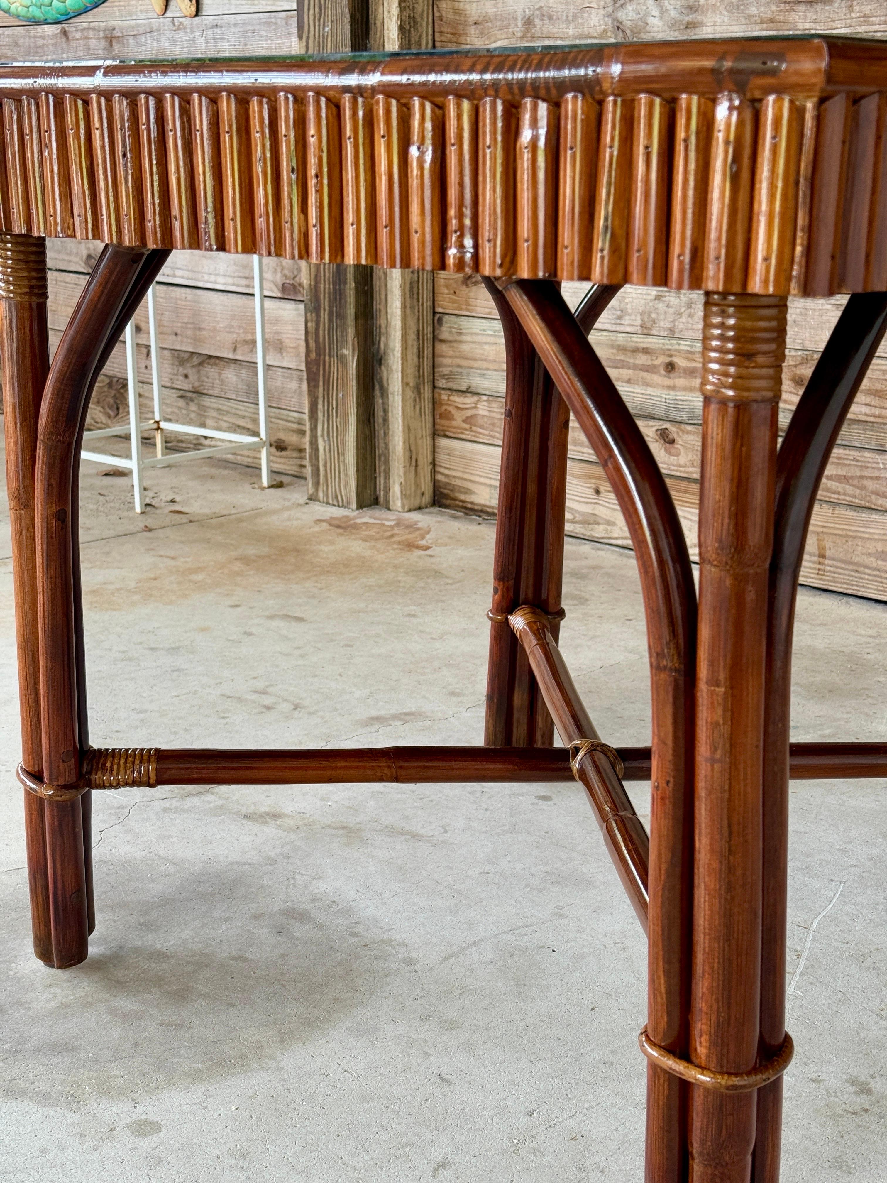 Tavolo da gioco moderno organico in rattan spaccato su misura con piano sollevabile, tessuto Thibaut Grasscloth in vendita 2