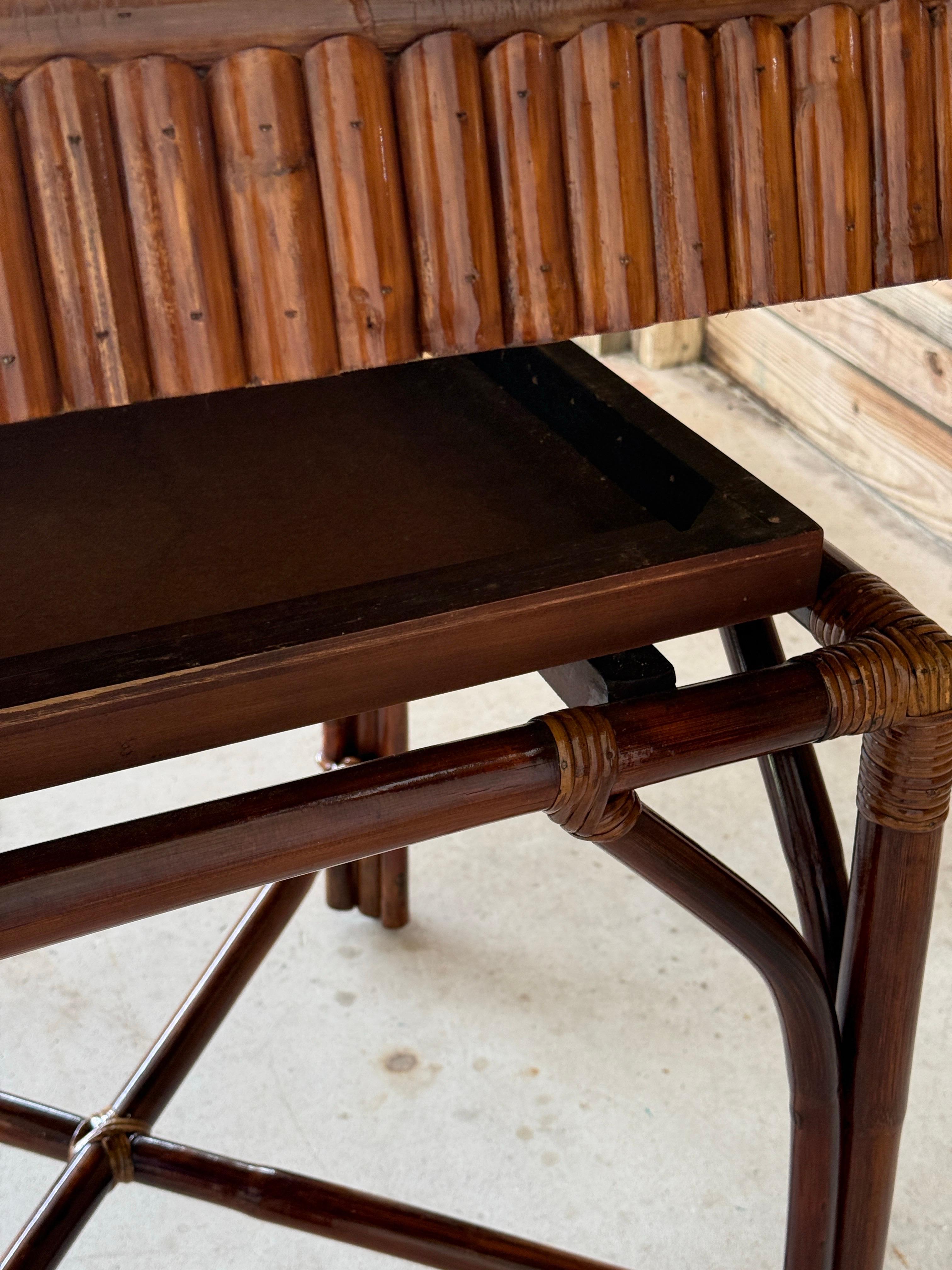 Tavolo da gioco moderno organico in rattan spaccato su misura con piano sollevabile, tessuto Thibaut Grasscloth in vendita 4
