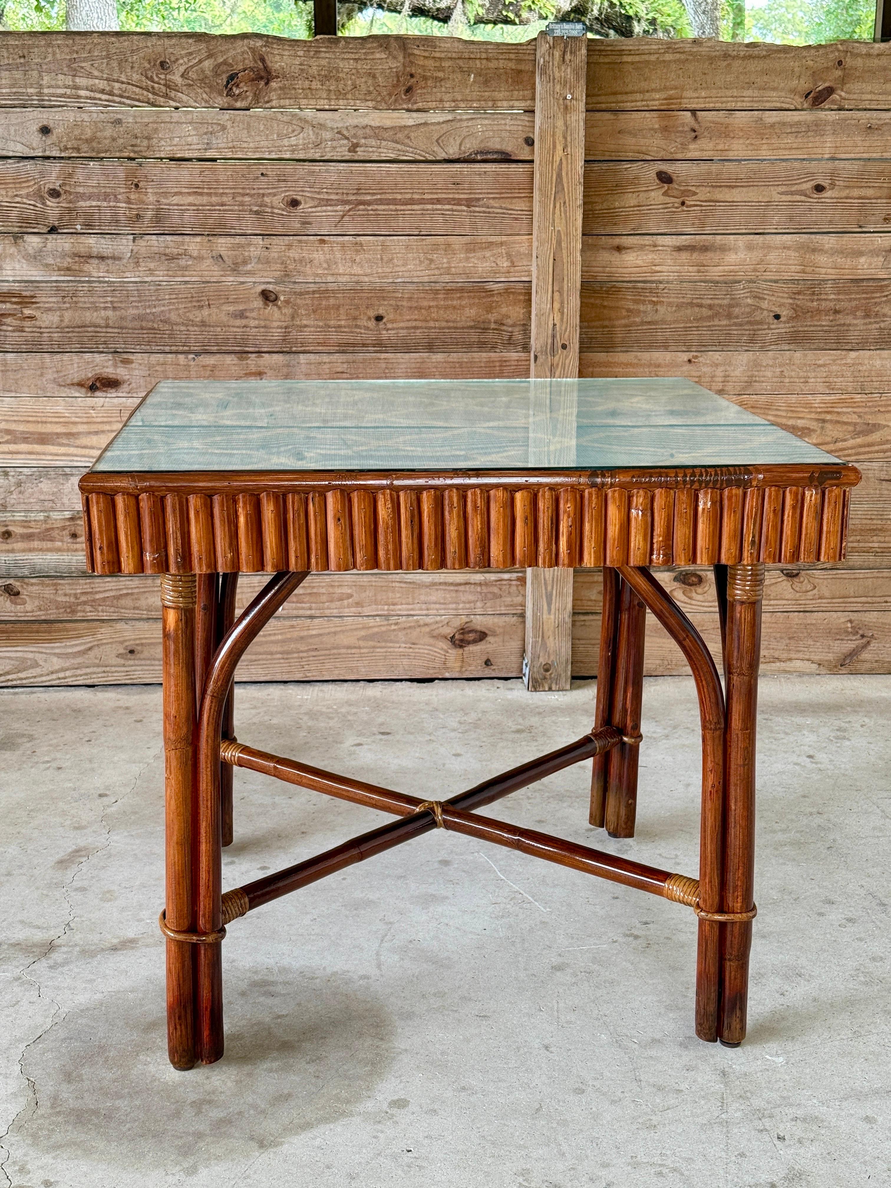Fatto a mano Tavolo da gioco moderno organico in rattan spaccato su misura con piano sollevabile, tessuto Thibaut Grasscloth in vendita