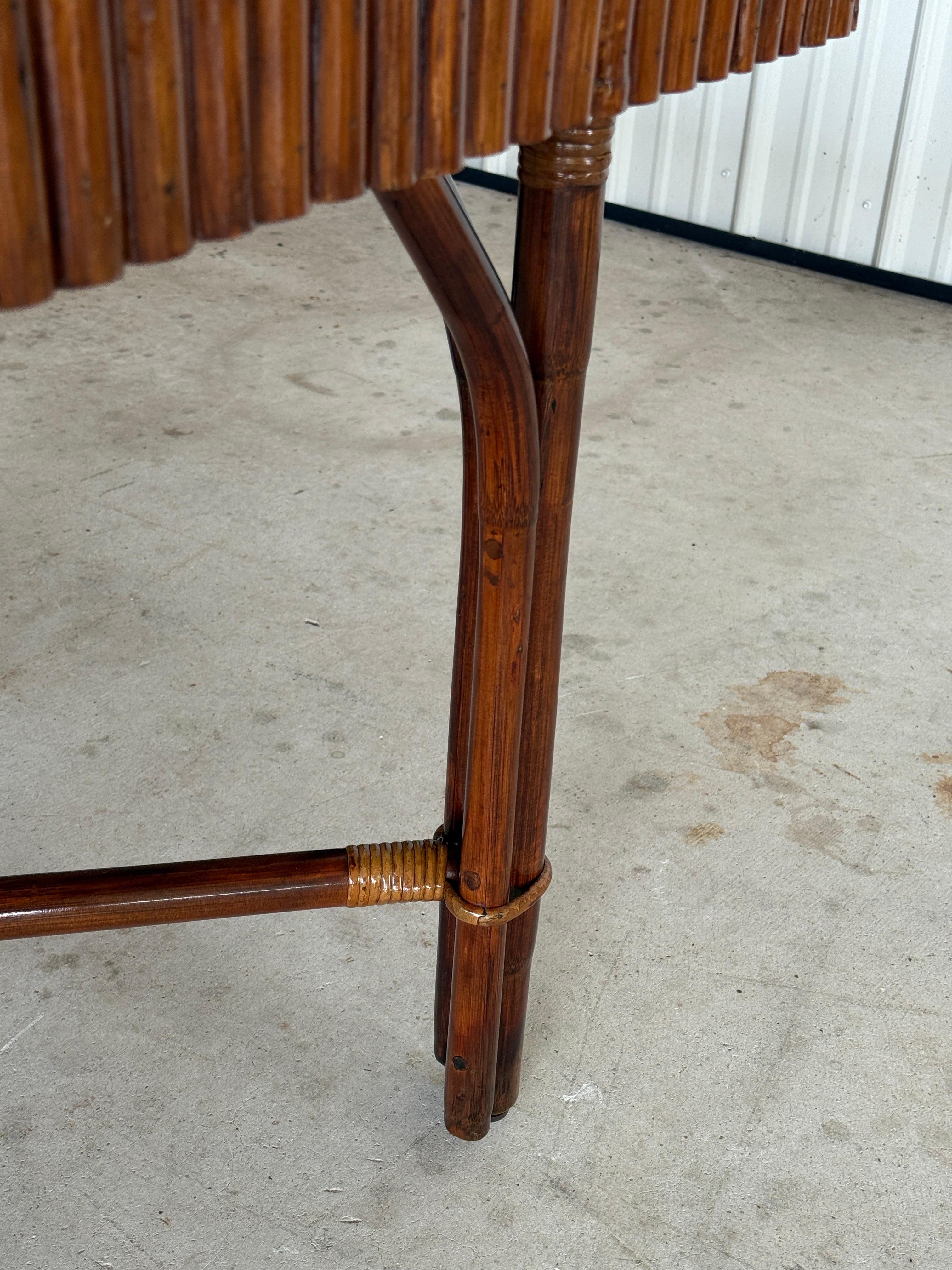 XX secolo Tavolo da gioco moderno organico in rattan spaccato su misura con piano sollevabile, tessuto Thibaut Grasscloth in vendita