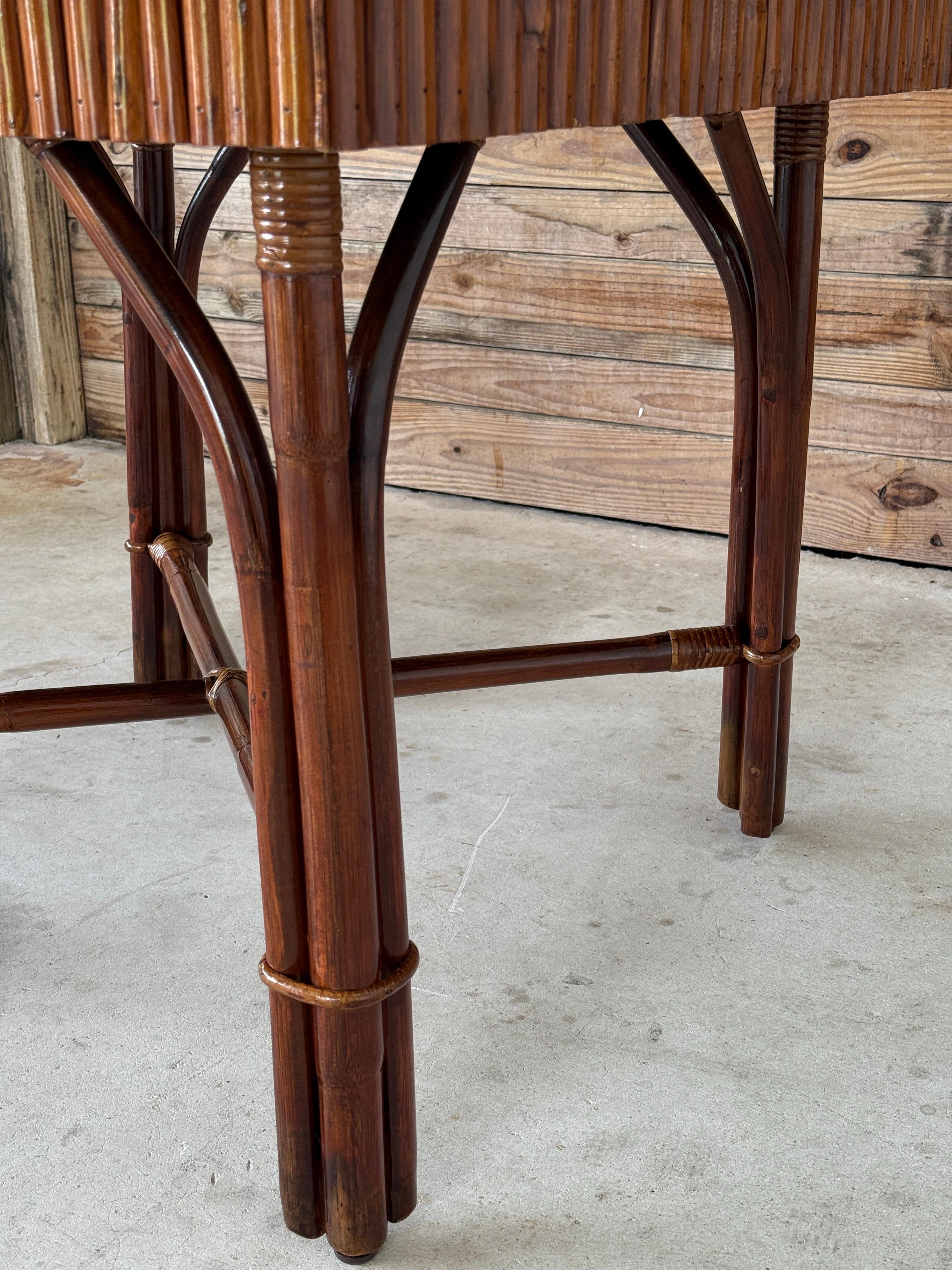 Tavolo da gioco moderno organico in rattan spaccato su misura con piano sollevabile, tessuto Thibaut Grasscloth in vendita 1