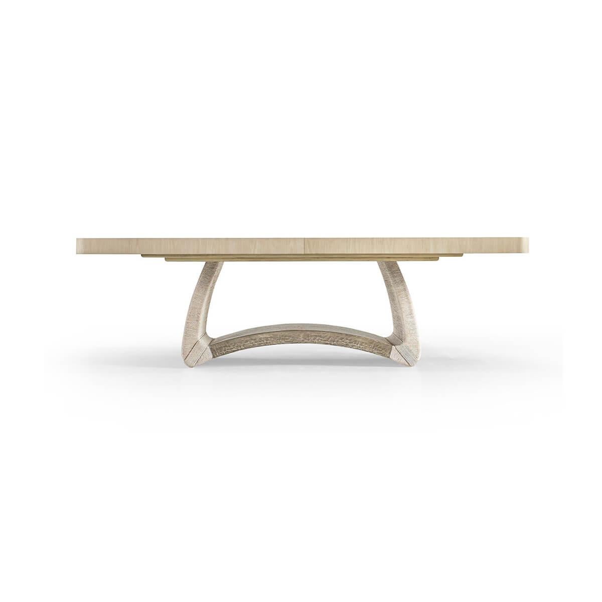 Der vom dänischen Design der 40er und 50er Jahre inspirierte Tisch verfügt über einen geschwungenen Sockel, der mit weiß getünchtem dänischem Cord umwickelt ist. Die Tischplatte aus gebleichter Eiche ist bis zu 120 Zoll lang und verleiht dem Tisch