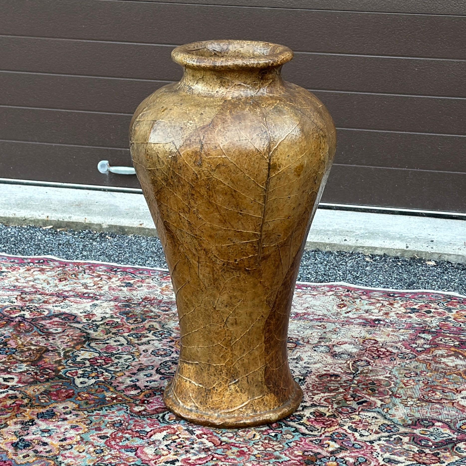 Organico moderno Vaso moderno organico a decoupage in foglie di tabacco o di banano di dimensioni eccessive in vendita