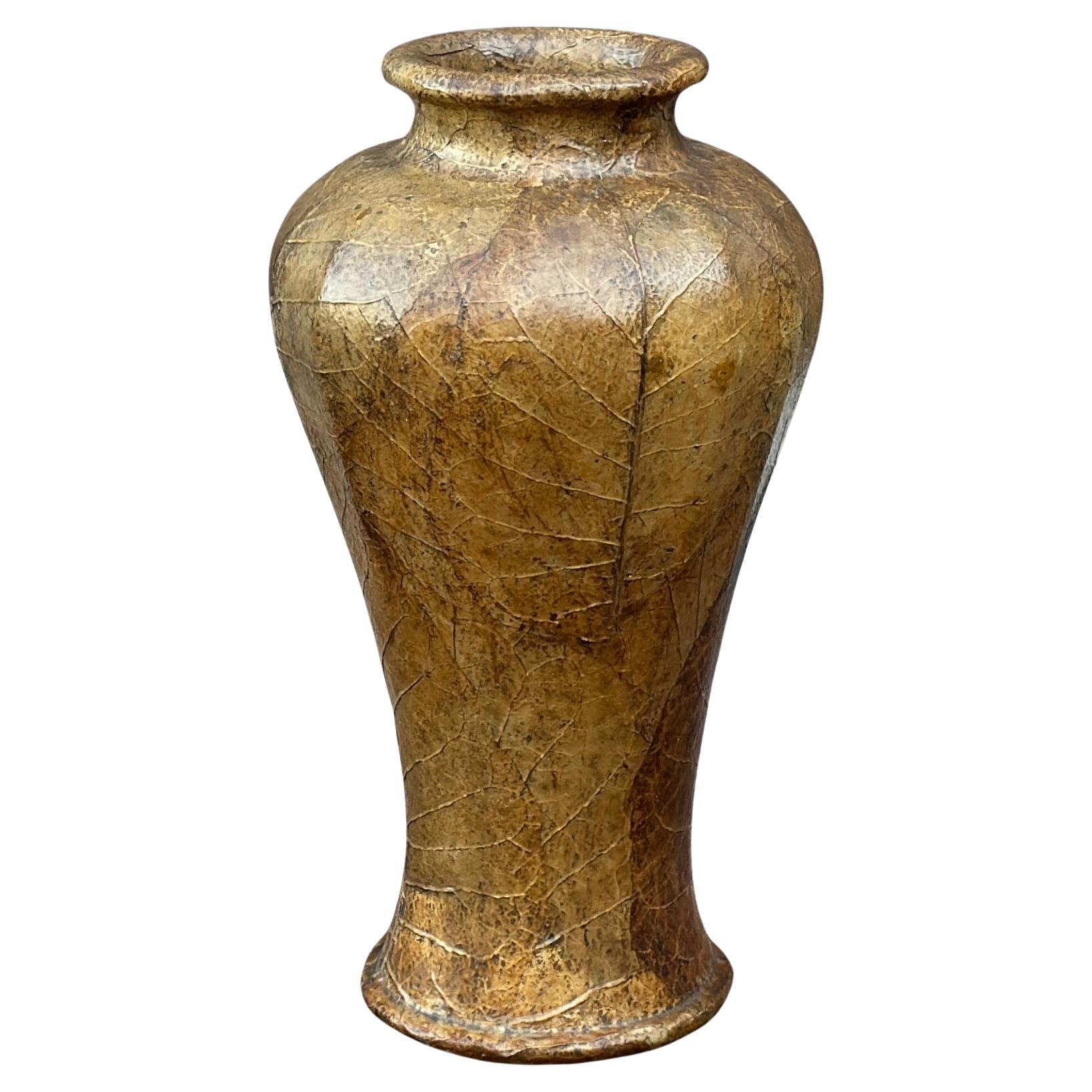 Vaso moderno organico a decoupage in foglie di tabacco o di banano di dimensioni eccessive in vendita