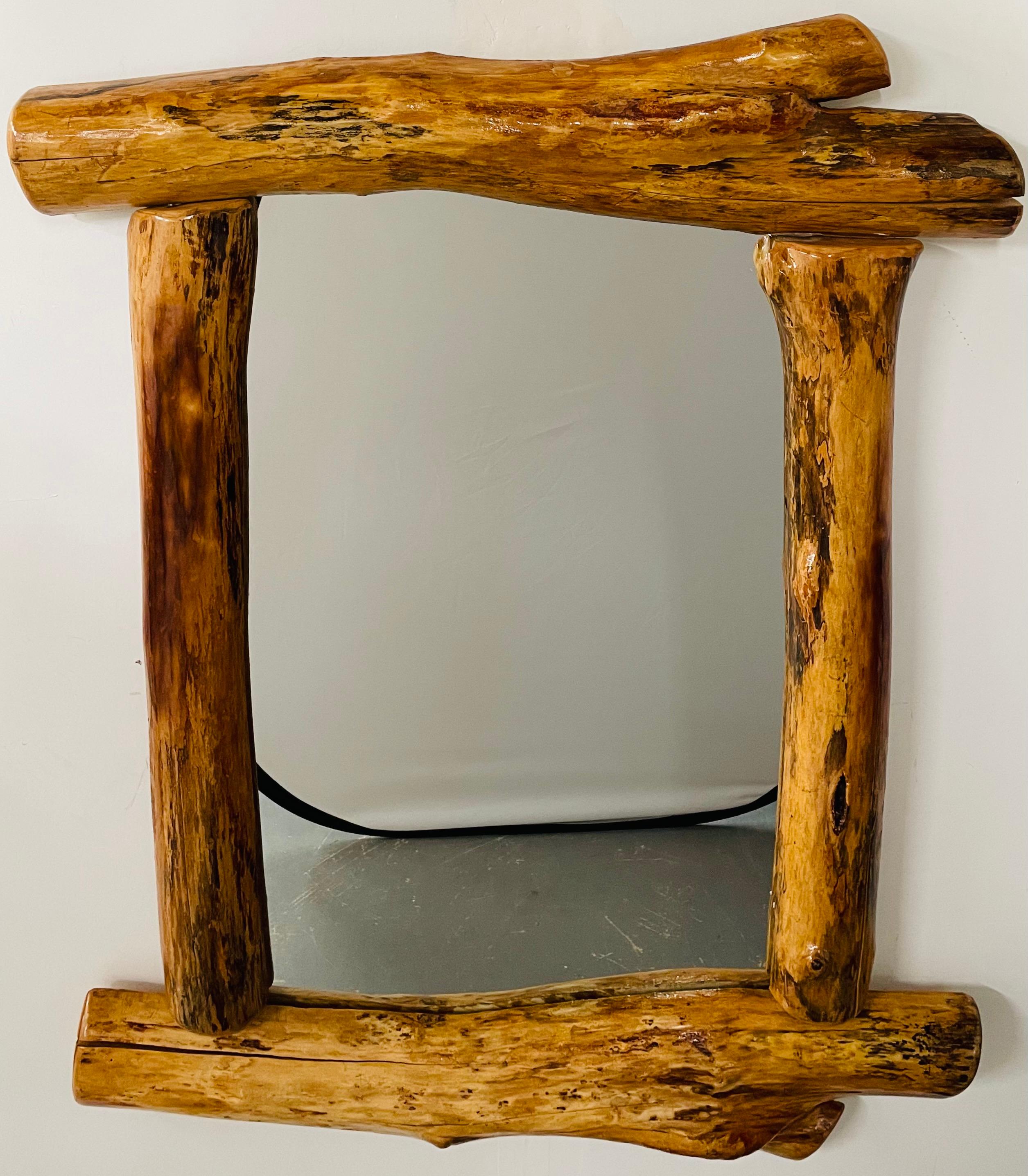 Miroir encadré en bois d'érable au design moderne et organique. Ce miroir de style rustique mais moderne est finement fabriqué à la main à partir de rondins de bois d'érable en finition laquée brillante. Les bois magnifiques montrent les loupes et