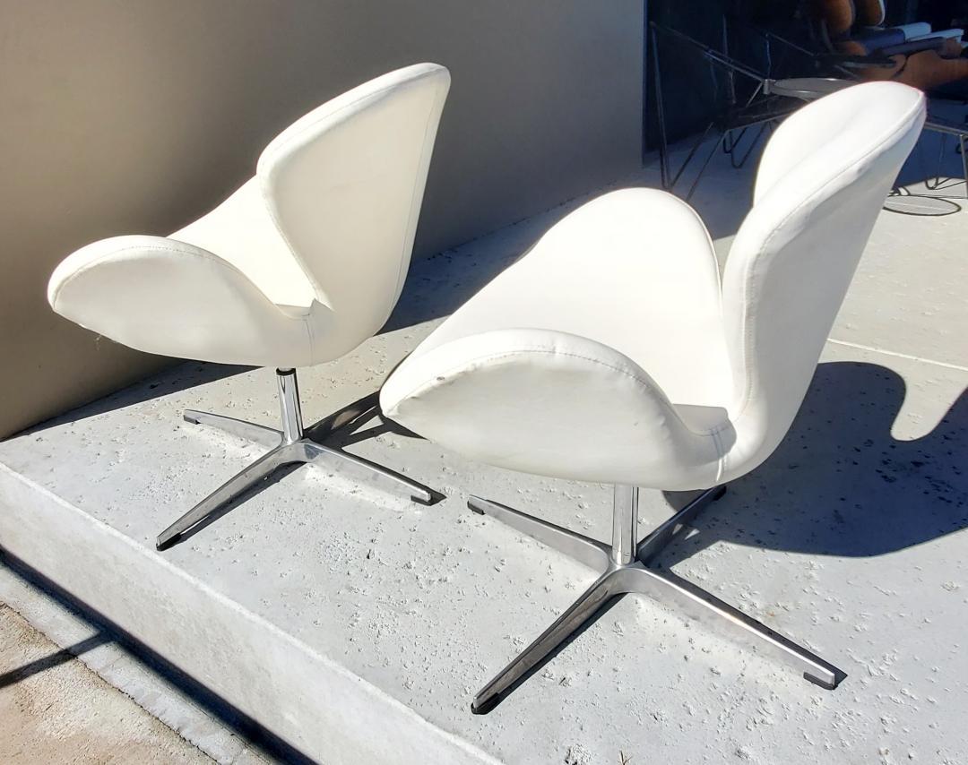 Organic Modern Designed Swivel Lounge Chairs In White With Cast Aluminum Base For Sale 4