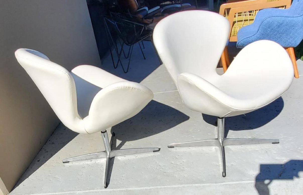 Organic Modern Designed Swivel Lounge Chairs In White With Cast Aluminum Base For Sale 5