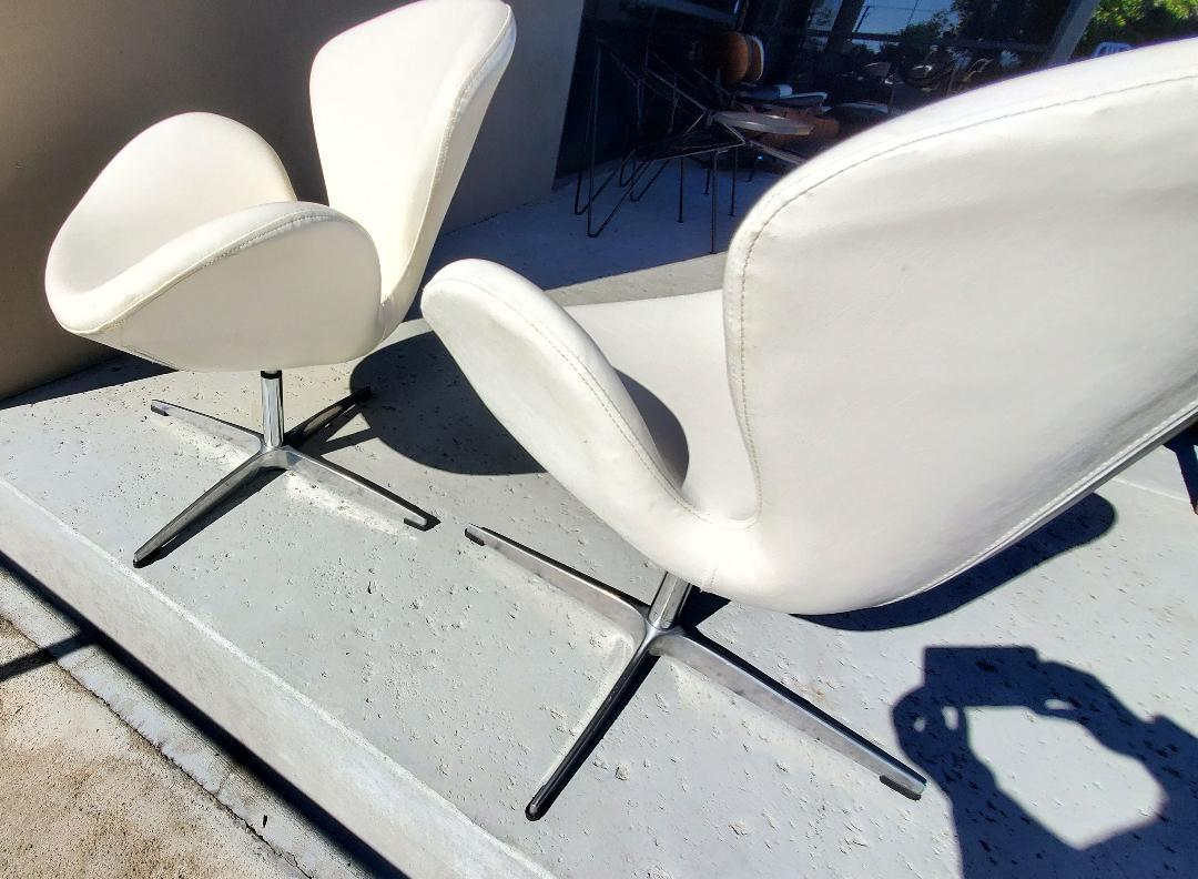 Organic Modern Designed Swivel Lounge Chairs In White With Cast Aluminum Base For Sale 6