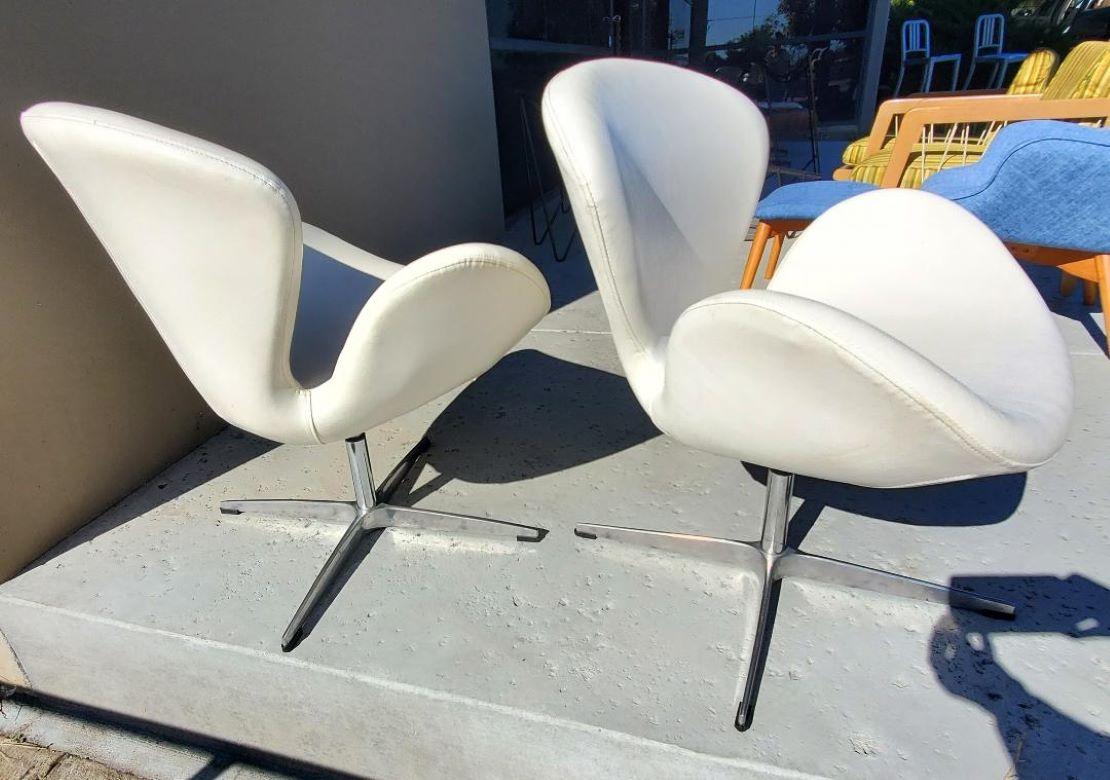 Organic Modern Designed Swivel Lounge Chairs In White With Cast Aluminum Base For Sale 7