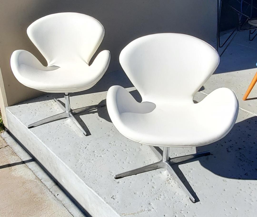 Organic Modern Designed Swivel Lounge Chairs In White With Cast Aluminum Base For Sale 8