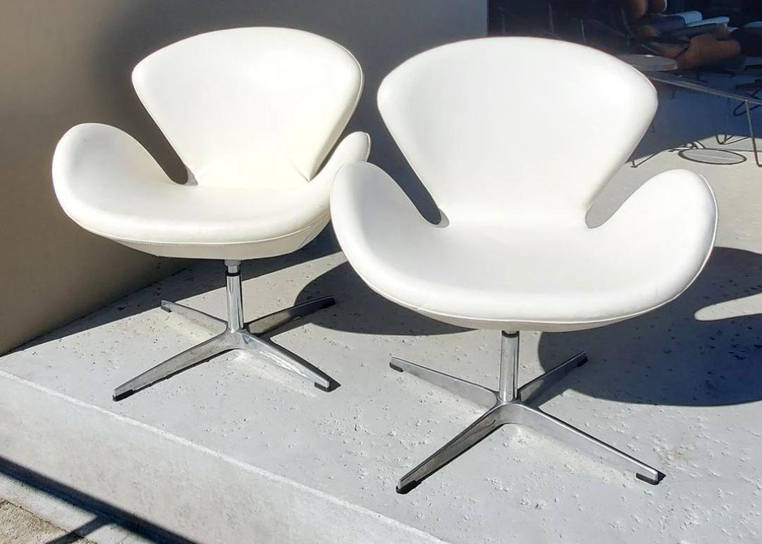 Organic Modern Designed Swivel Lounge Chairs In White With Cast Aluminum Base For Sale 10