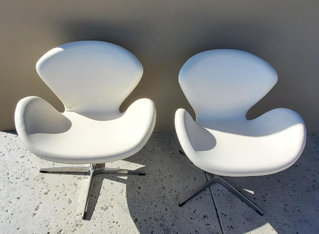 Organic Modern Designed Swivel Lounge Chairs In White With Cast Aluminum Base For Sale 13