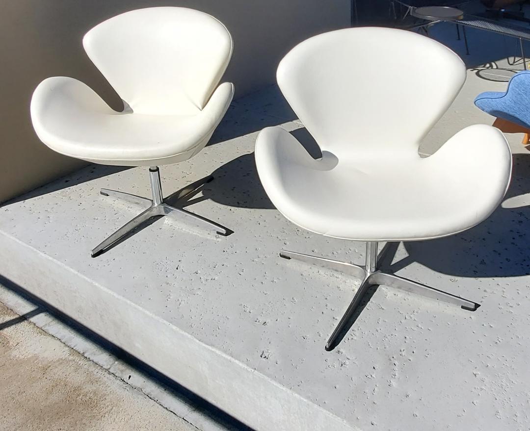 Organic Modern Designed Swivel Lounge Chairs In White With Cast Aluminum Base.
Beautiful White Leather Like Upholstered Swivel Chairs With Cast Aluminum Bases Are Very Comfortable And Sturdy. The Swivel Mechanism Gives A Smooth Movement All Around.