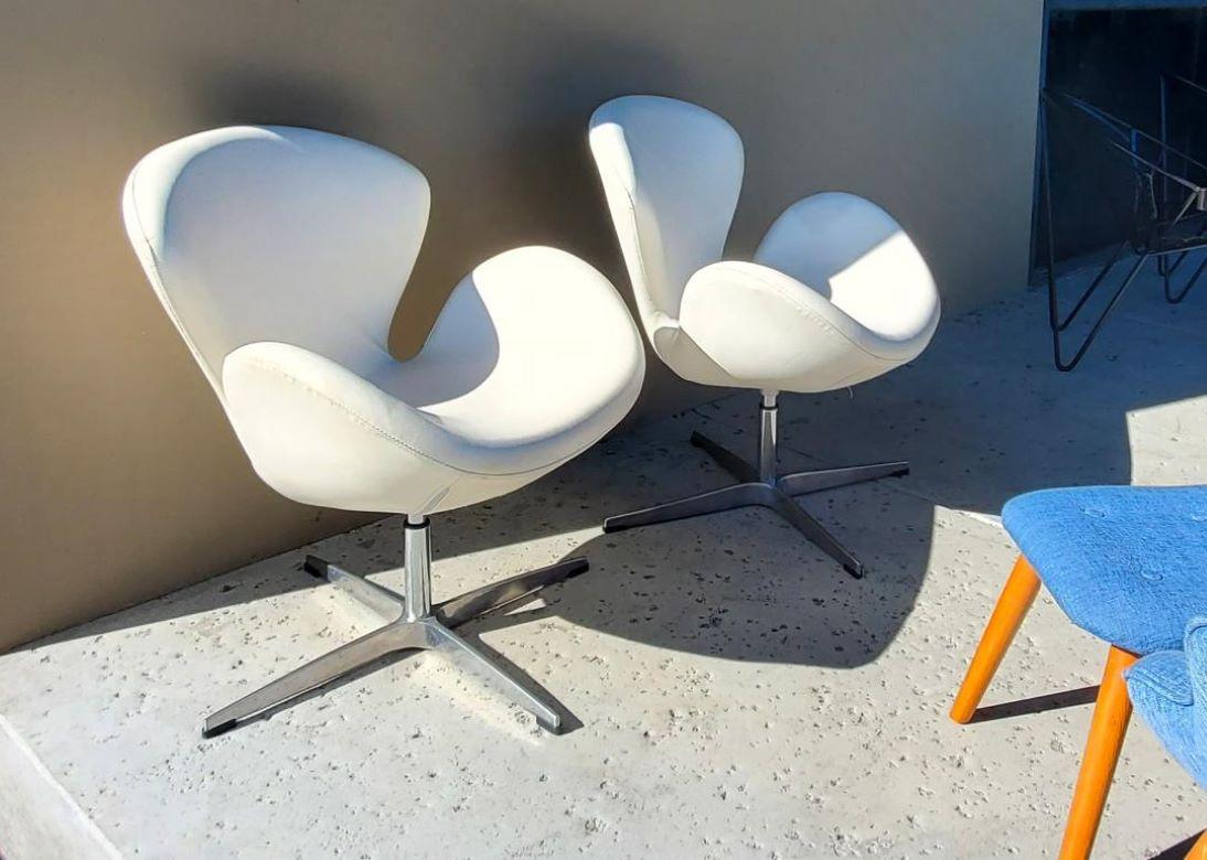 Mid-Century Modern Organic Modern Designed Swivel Lounge Chairs In White With Cast Aluminum Base For Sale