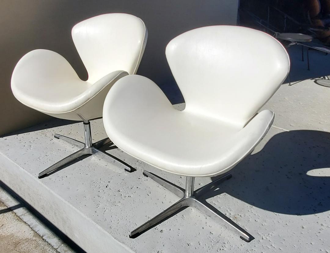 20th Century Organic Modern Designed Swivel Lounge Chairs In White With Cast Aluminum Base For Sale