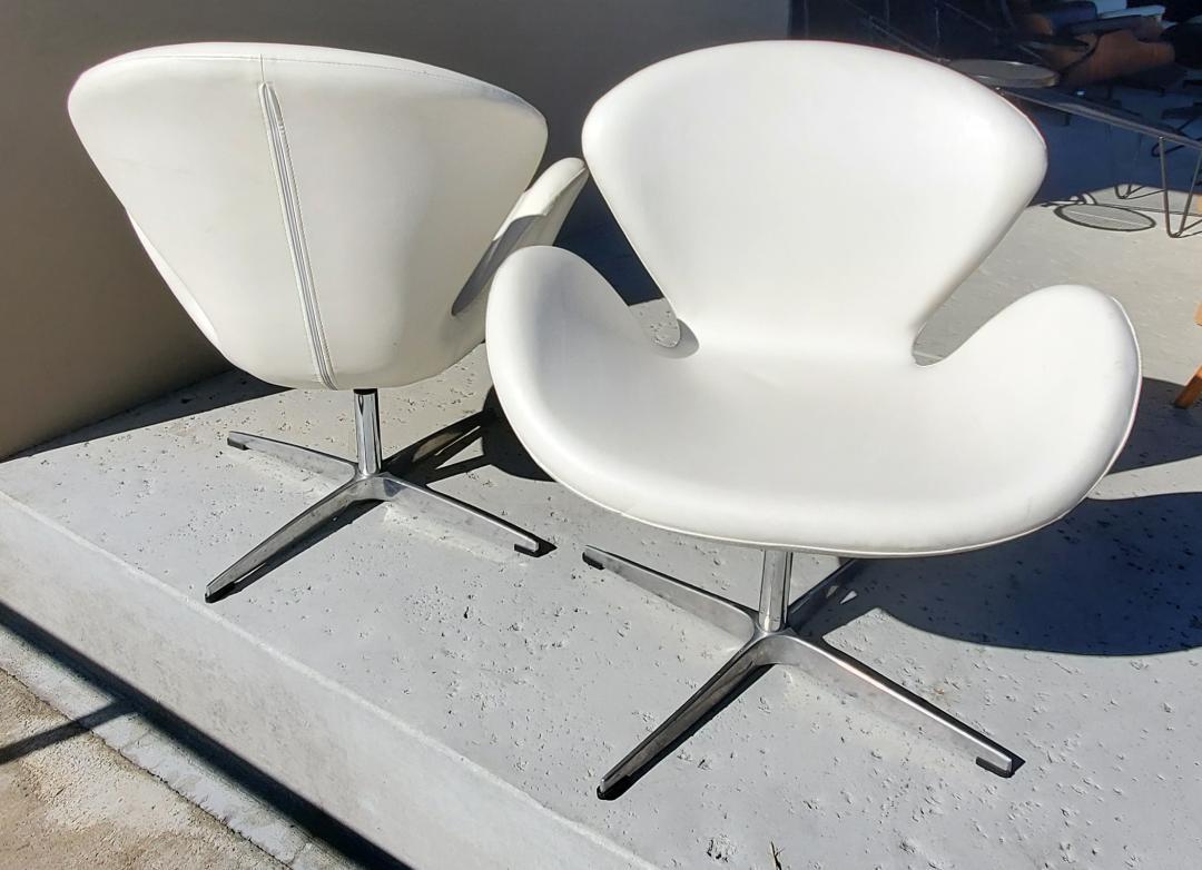 Organic Modern Designed Swivel Lounge Chairs In White With Cast Aluminum Base For Sale 1