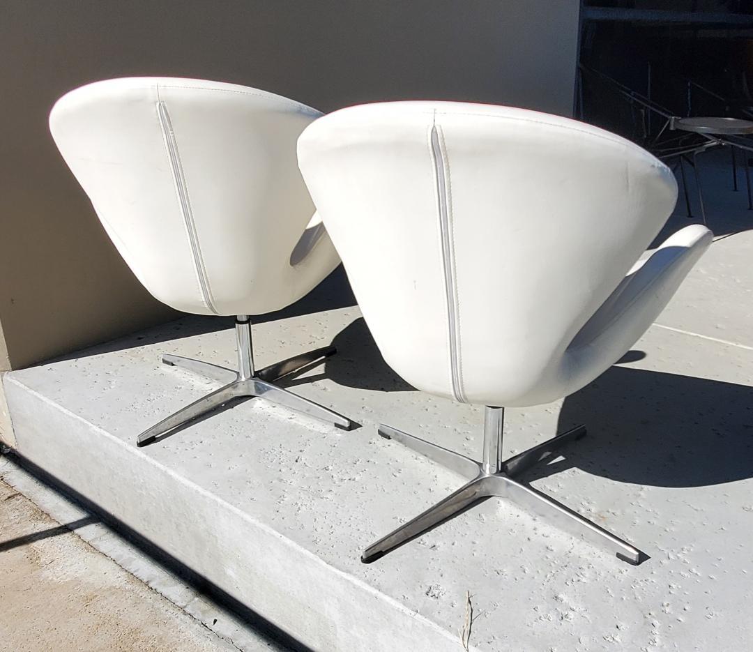 Organic Modern Designed Swivel Lounge Chairs In White With Cast Aluminum Base For Sale 2