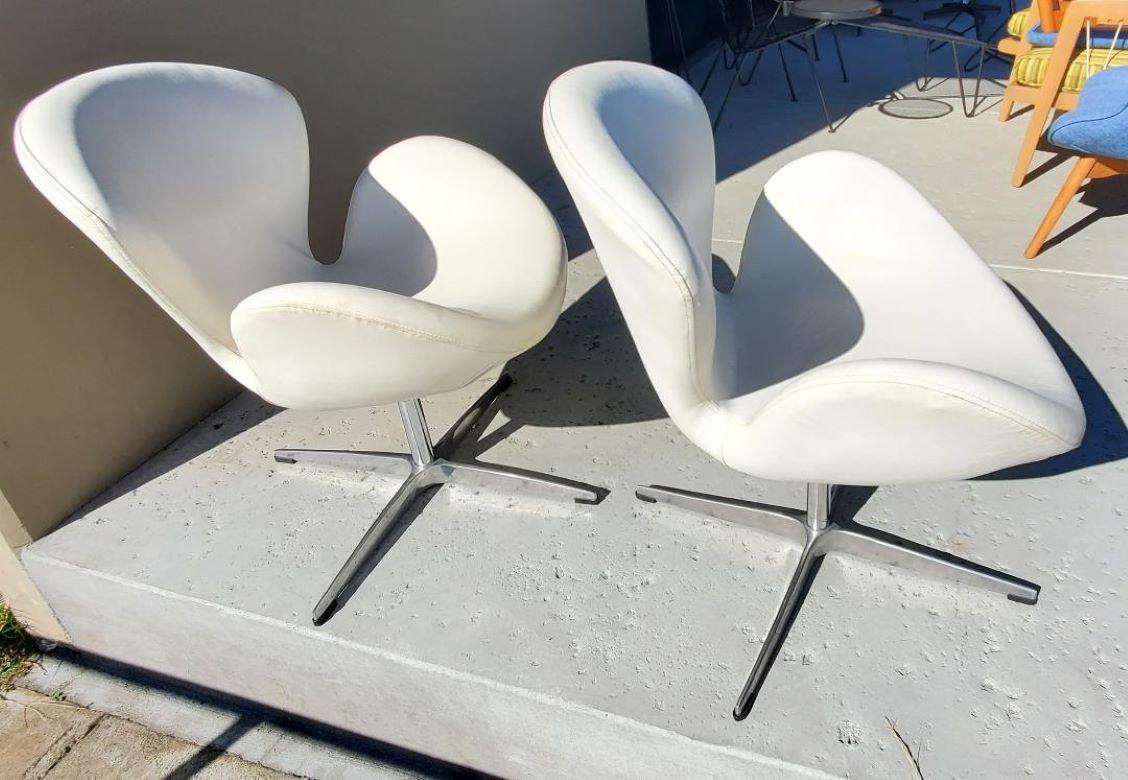 Organic Modern Designed Swivel Lounge Chairs In White With Cast Aluminum Base For Sale 3