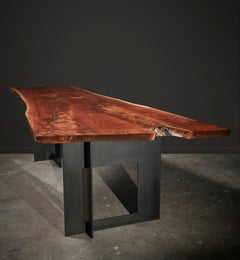 Table de salle à manger moderne organique avec noyer noir figuré et base géométrique, Manta