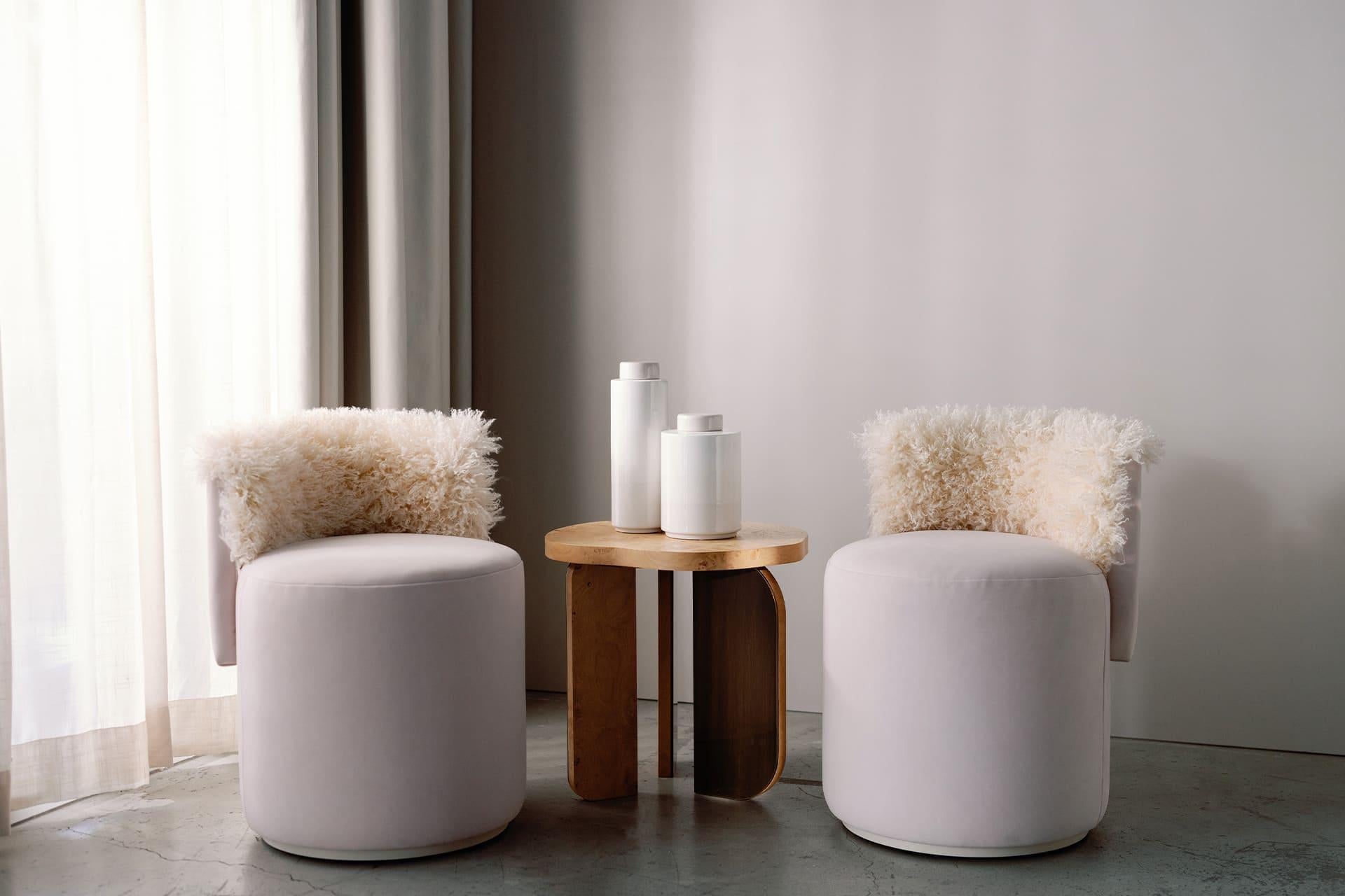 Moderne Table d'appoint Dornes en chêne et laiton, fabriquée à la main au Portugal par Greenapple en vente