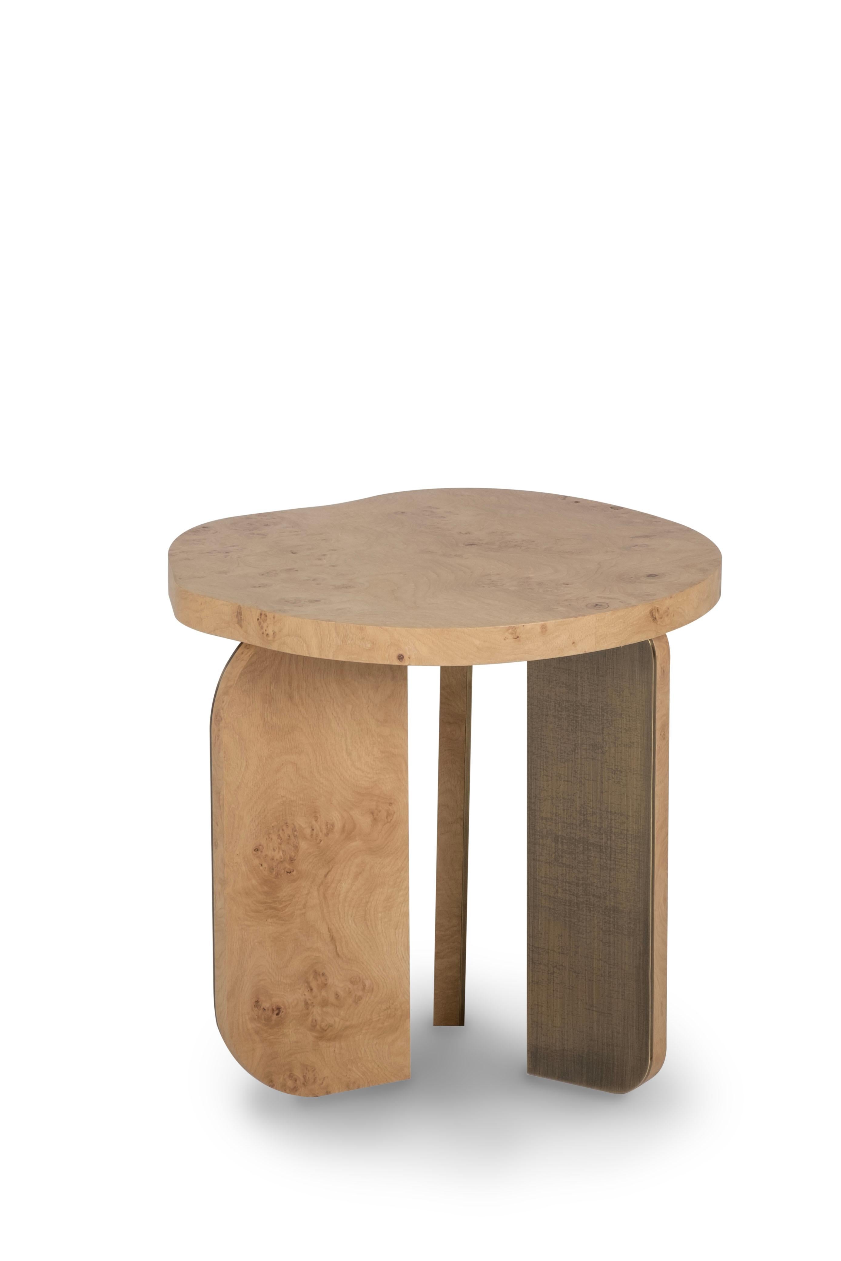 Moderne Table d'appoint Dornes en chêne et laiton, fabriquée à la main au Portugal par Greenapple en vente