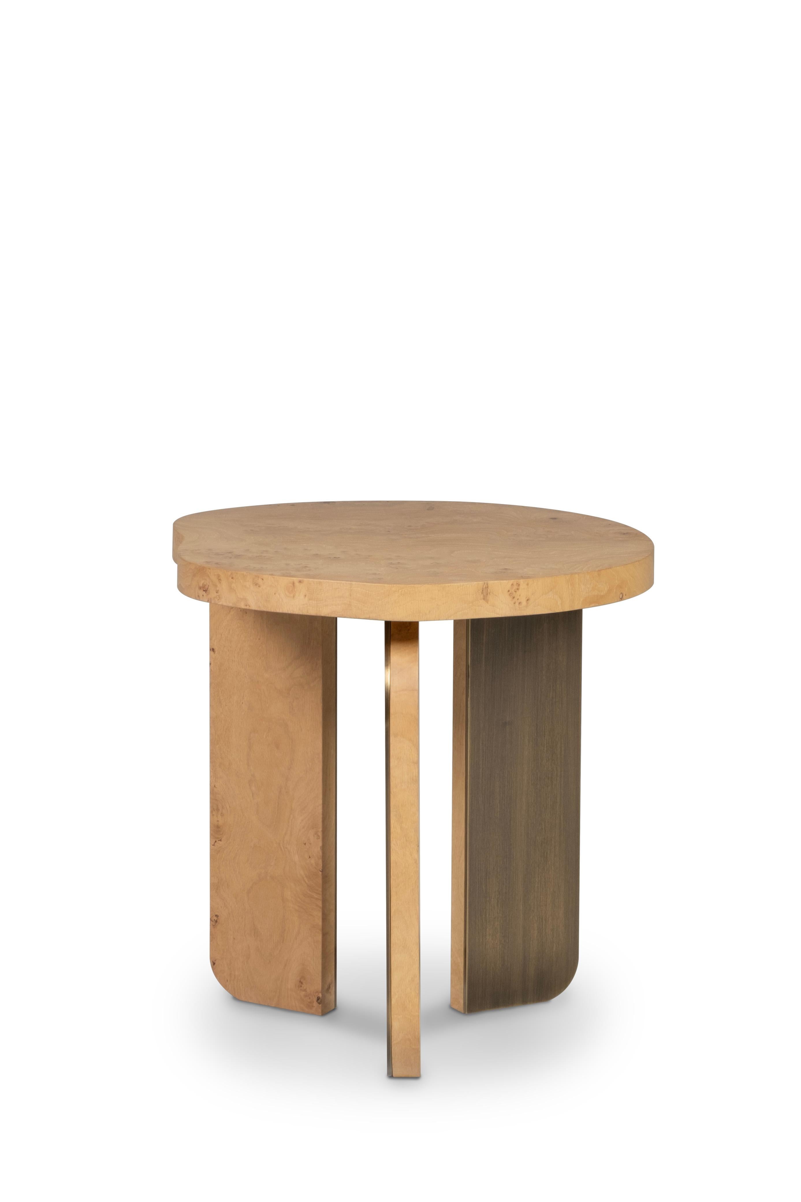 Portoghese Tavolino organico moderno Dornes, Oak Brass, fatto a mano in Portogallo da Greenapple in vendita
