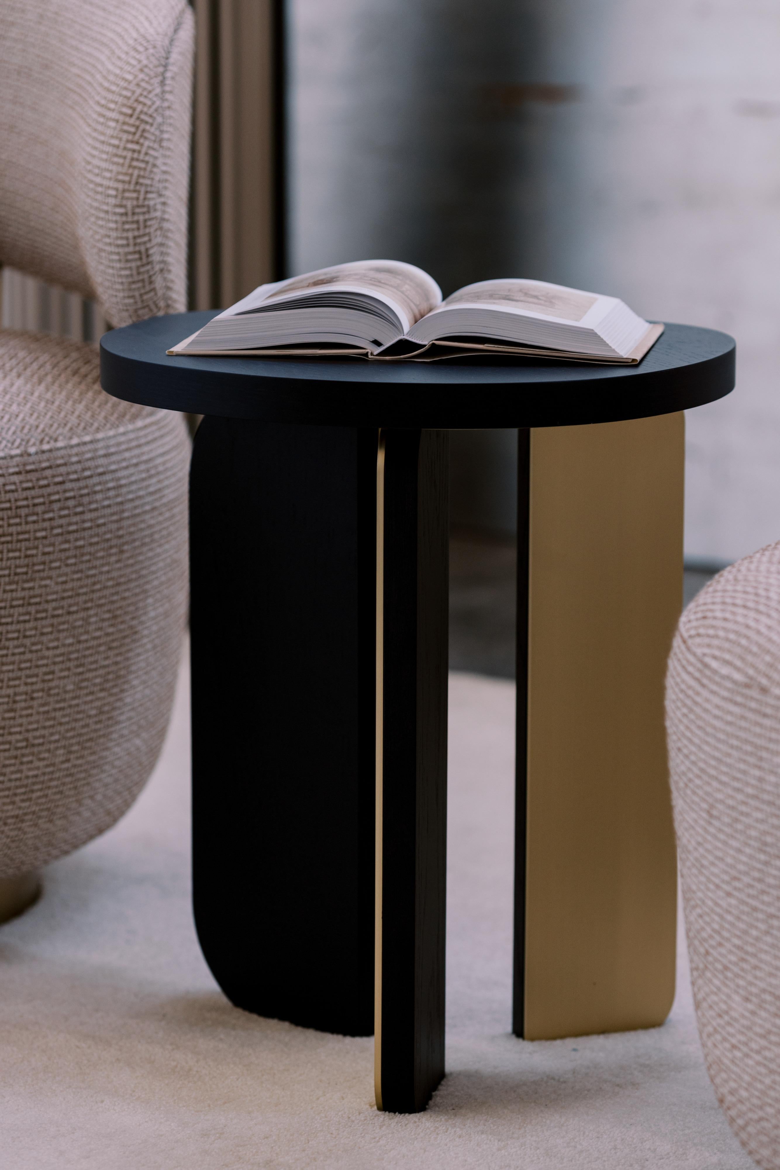 Table d'appoint Dornes en chêne et laiton, fabriquée à la main au Portugal par Greenapple en vente 1